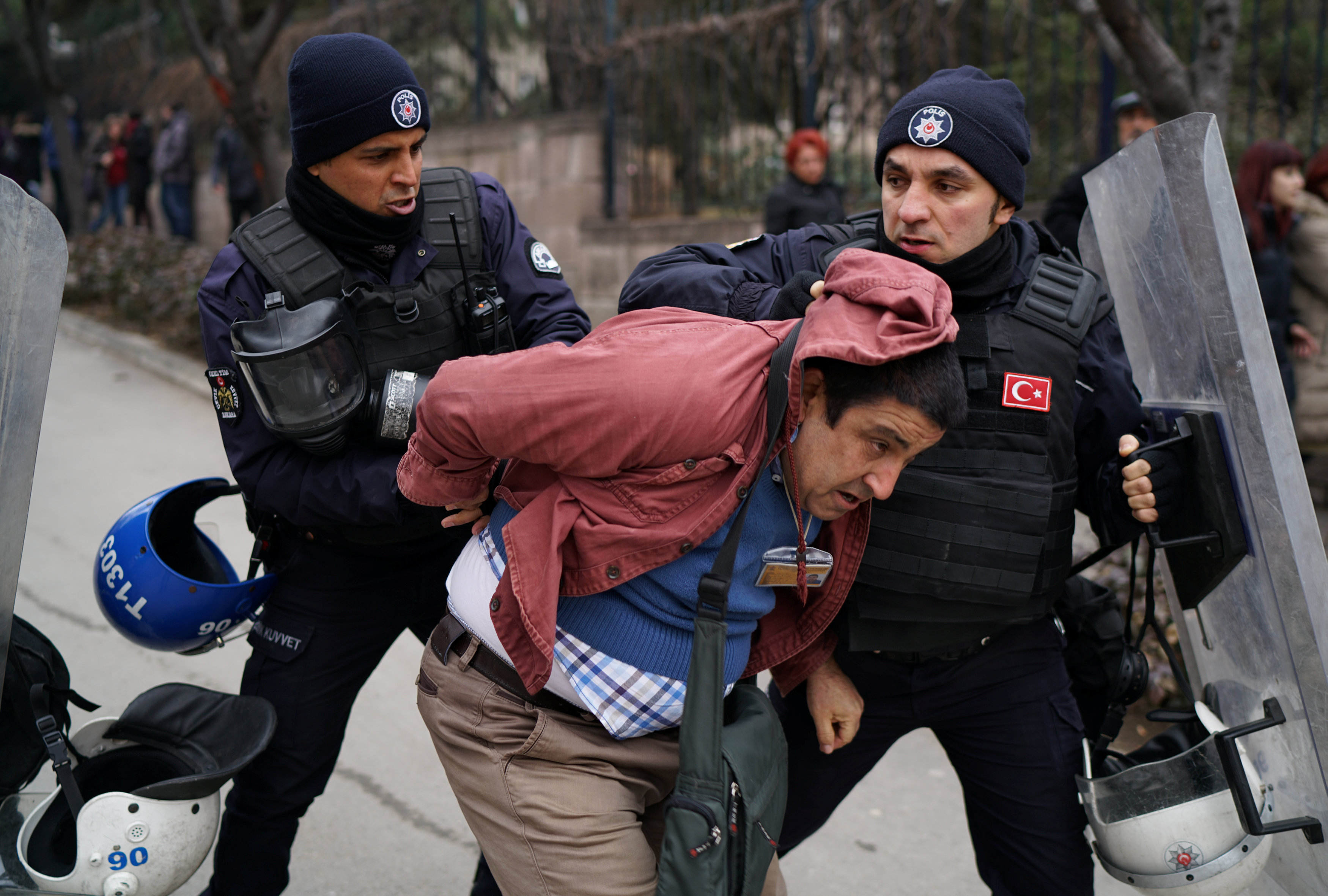 الشرطة التركية تعتقل متظاهر ضد قرار اقالة الاكاديميين