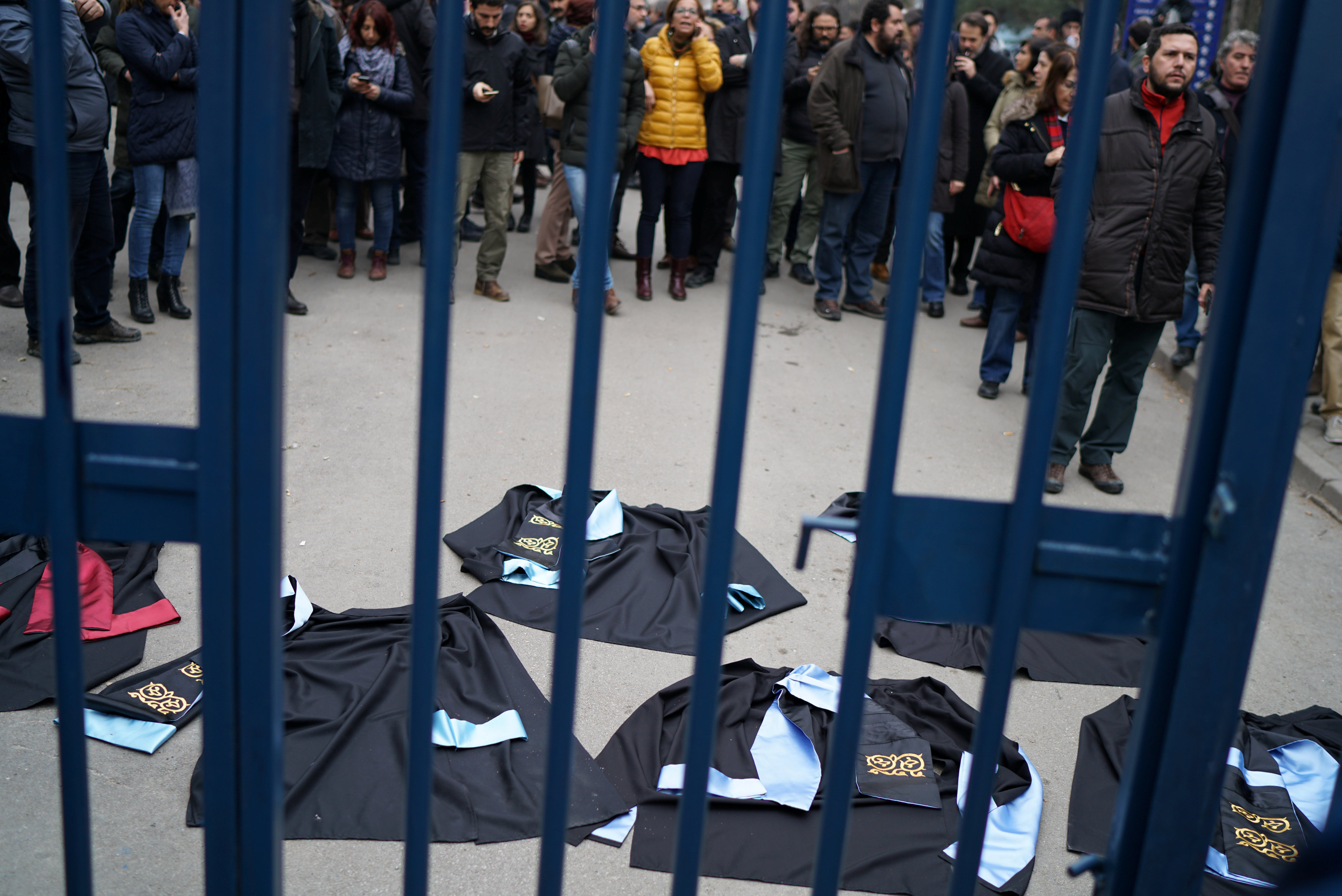 المتظاهرون يلقون بالزى الأكاديمى على الأرض احتجاجًا على إقالة الأكاديميين من الجامعات فى تركيا