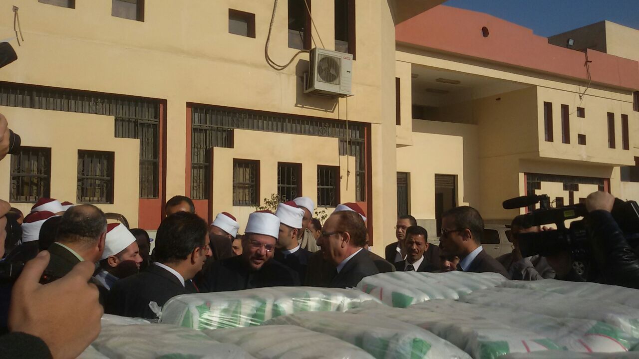 وزير الاوقاف ومحافظ بنى سويف بجانب عربة السكر