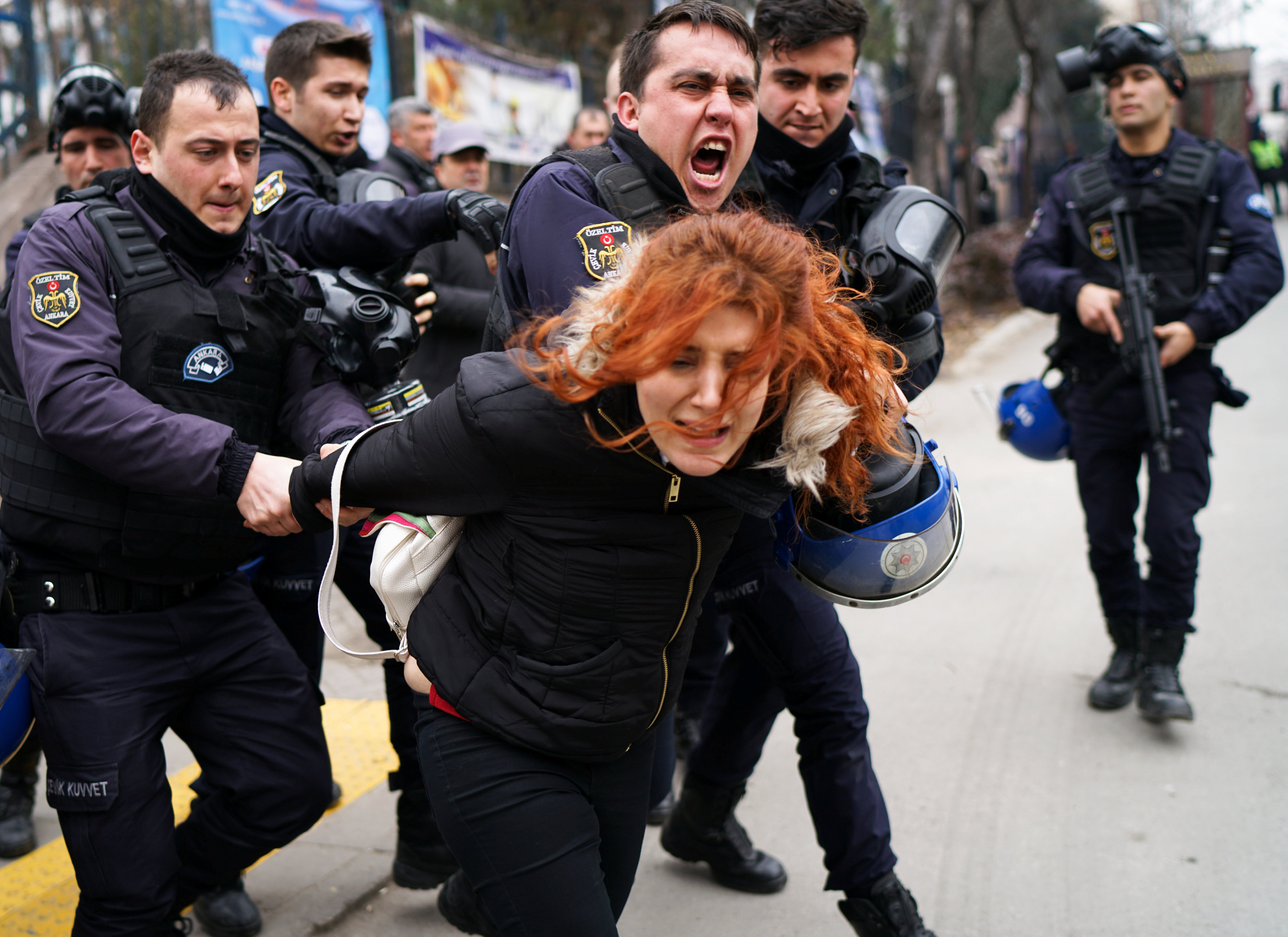 الشرطة التركية تعتقل متظاهرة ضد إقالة الأكاديميين على خلفية تحركات الجيش