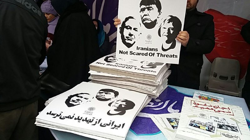 لافتات عليها ترامب