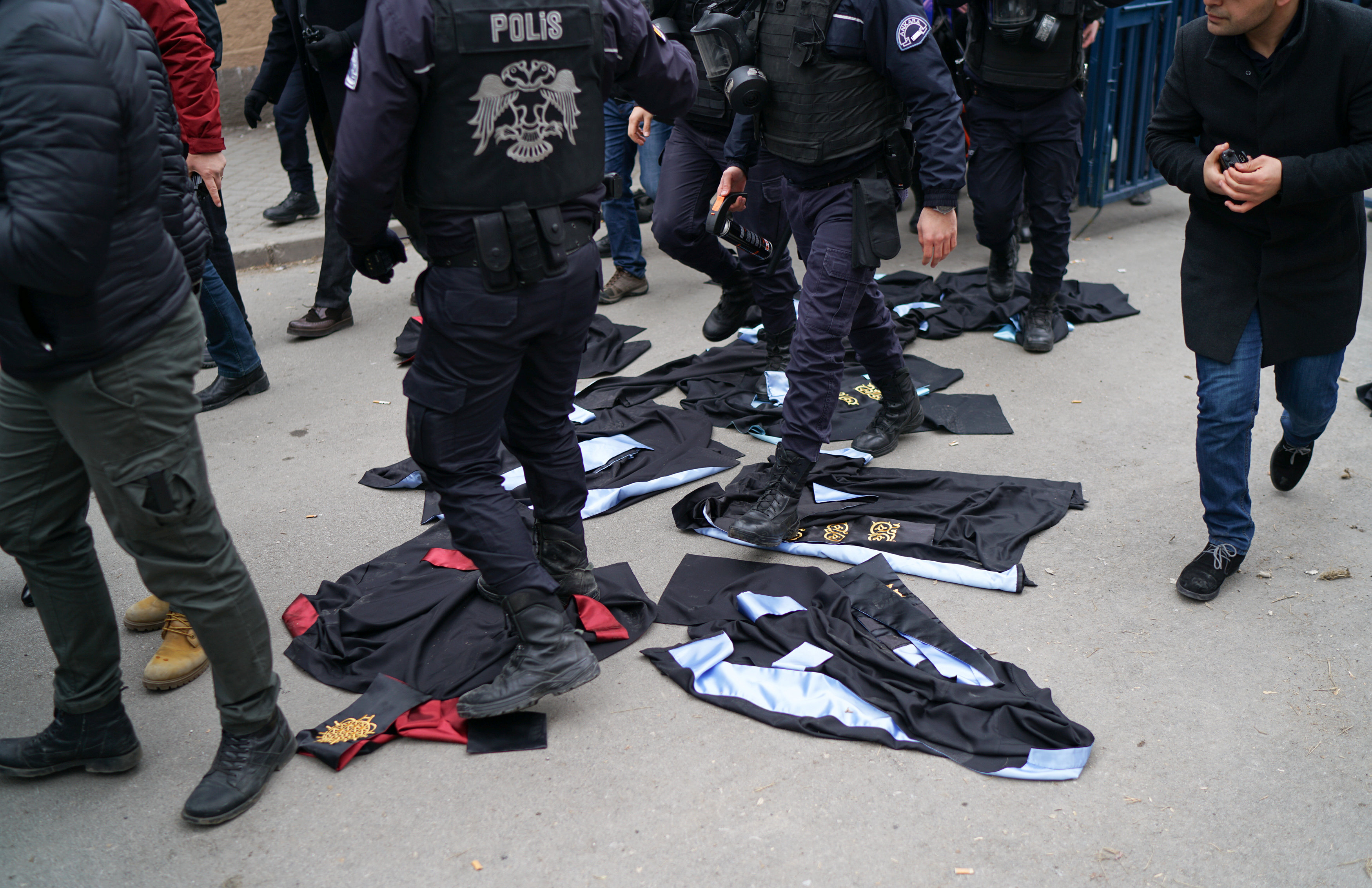 الشرطة تدهش بالأقدام الزى الأكاديمى فى مظاهرة ضد حملة الاعتقالات