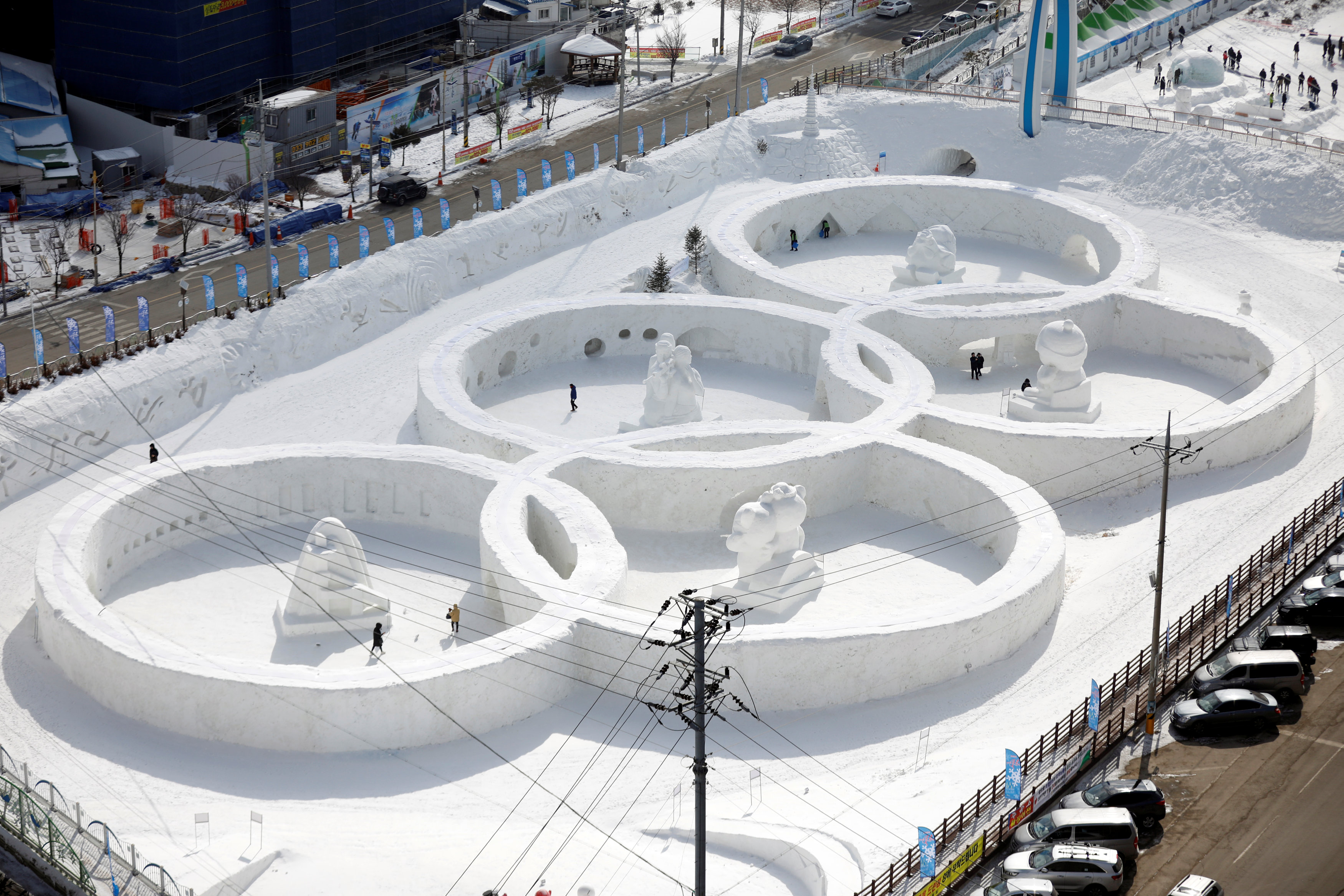 حلقات دورة الألعاب الأولمبية مصممة بالثلج فى مدينة بيونج تشانج الكورية الجنوبية استعدادًا لحفل الافتتاح