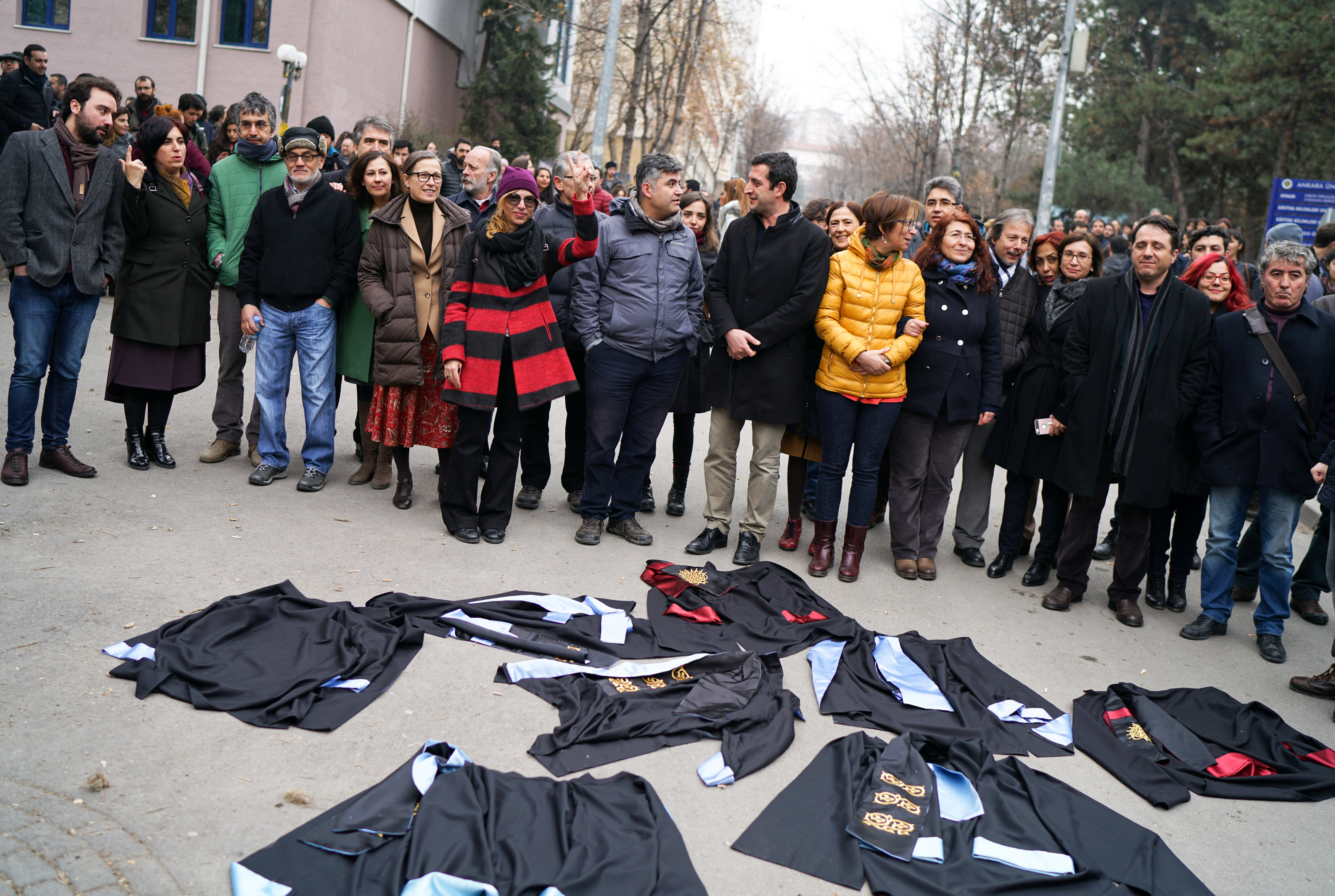 مظاهرة أمام جامعة أنقرة احتجاجًا على اقالة الاكاديميين من الجامعات على خلفية تحركات الجيش التركى