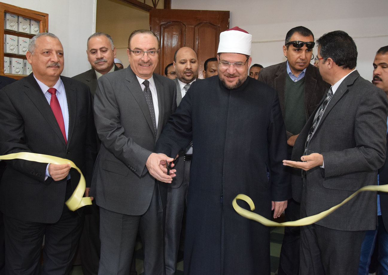 وزير الأوقاف يفتتح مكتبة مسجد على طالب
