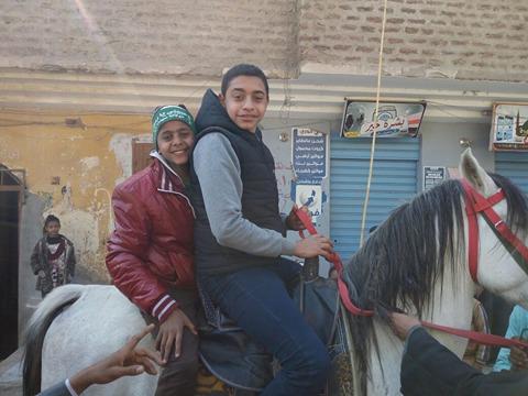 2 طفل يركب حصان فى مولد السنجق بدشنا