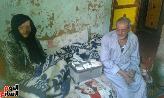 عائشة برفقة ابنتها منذ 28 عاما