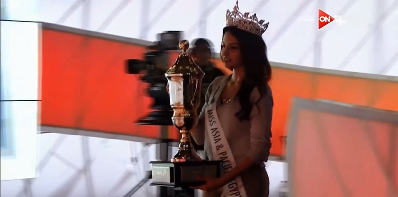 ملكة جمال مصر مع كأس السوبر