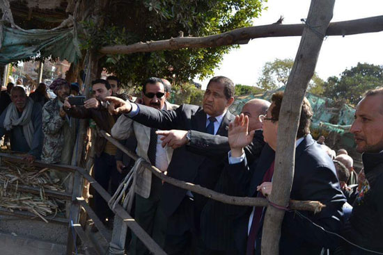 النائب-محمد-بدراوى-خلال-تفقد-المزلقان-1