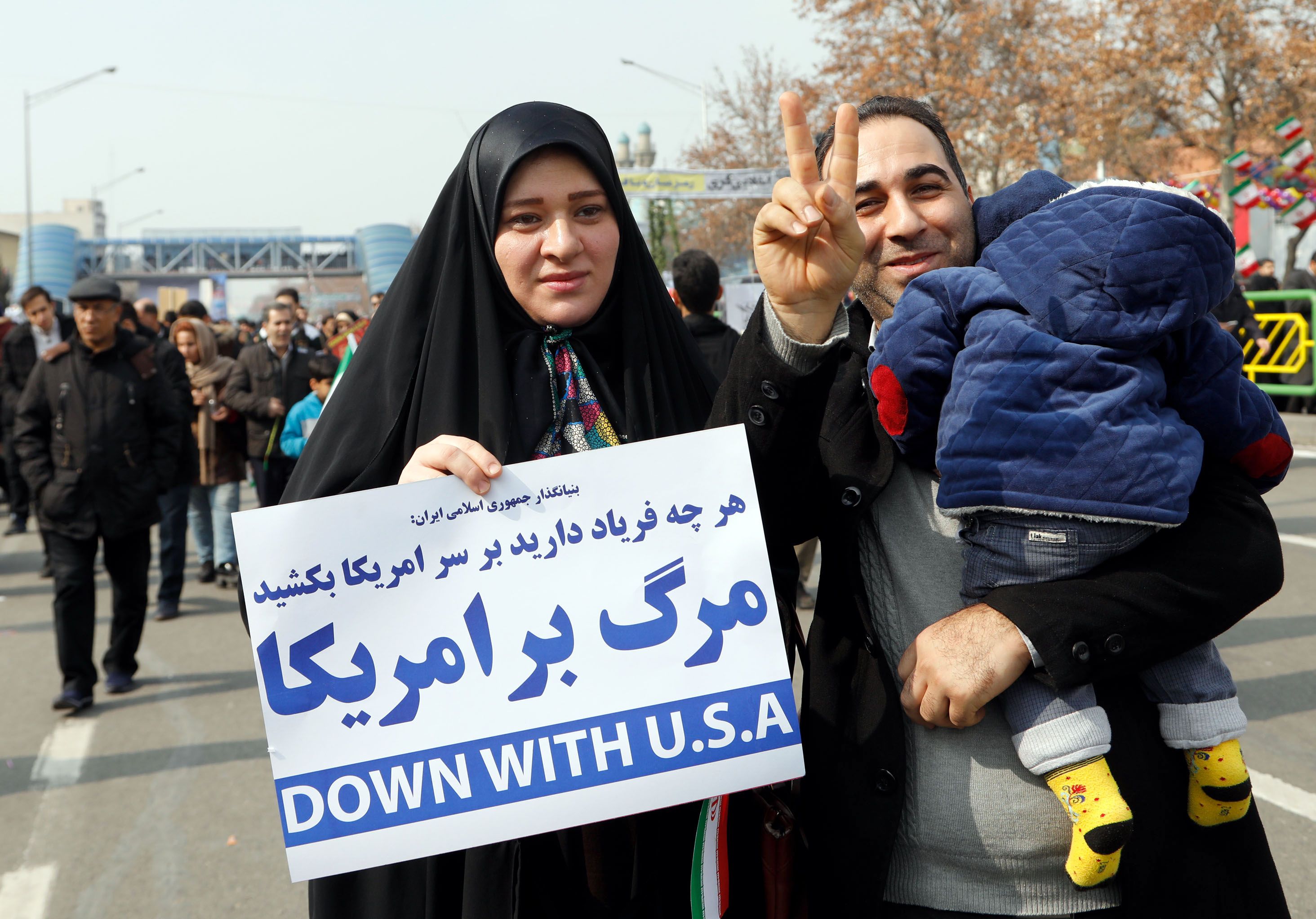 إيرانين يحملون يافتات ضد أمريكا