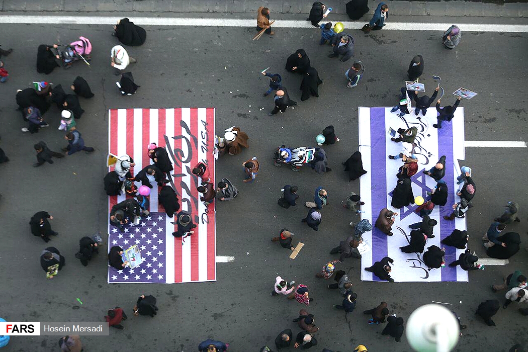 العلم الأمريكى والإسرائيلي فى شوارع إيران