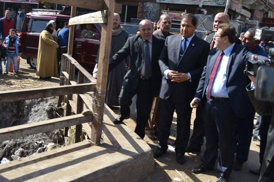 النائب-محمد-بدراوى-خلال-تفقد-المزلقان