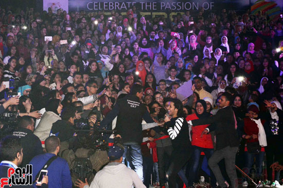 •	هشام جمال يصافح الجمهور في ختام الحفل