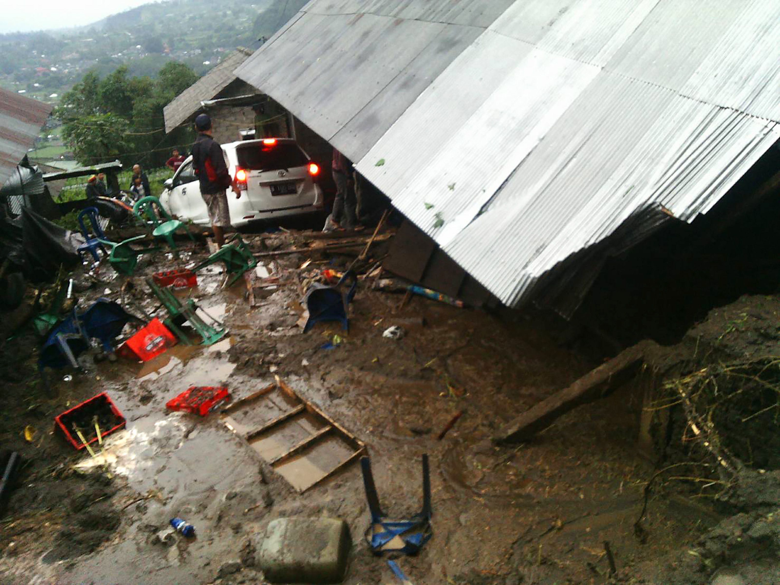المياه تغمر منازل وسيارات المواطنين فى إندونيسيا أثر وقوع انهيار أرضى