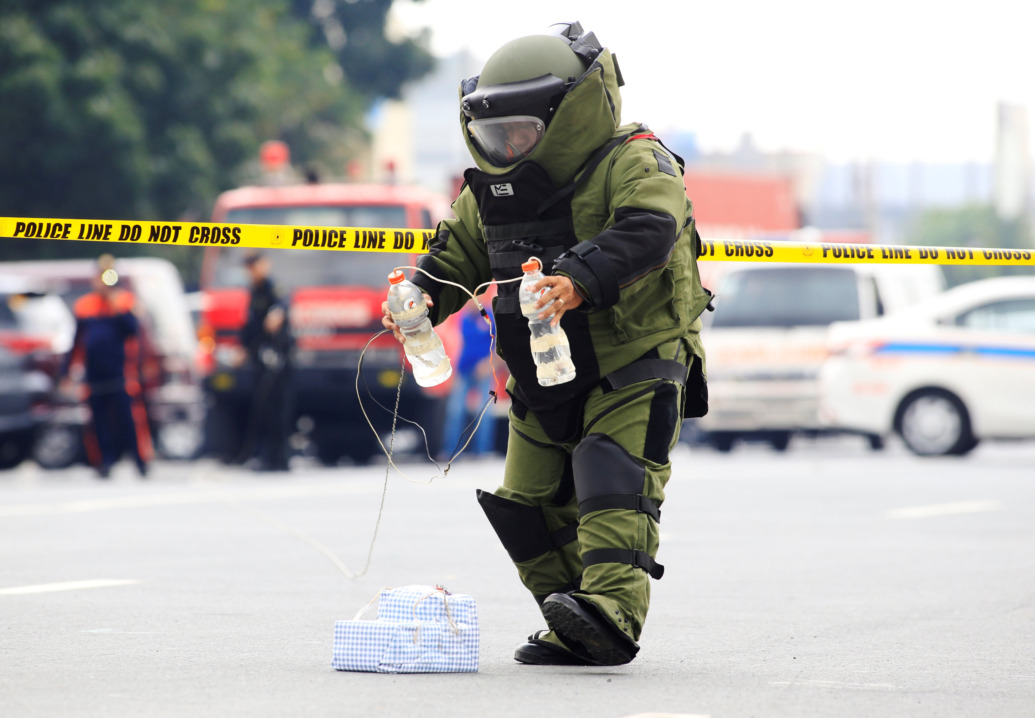 ضابط مفرقعات يحمل عبوة ناسفة عثر عليها فى الفلبين