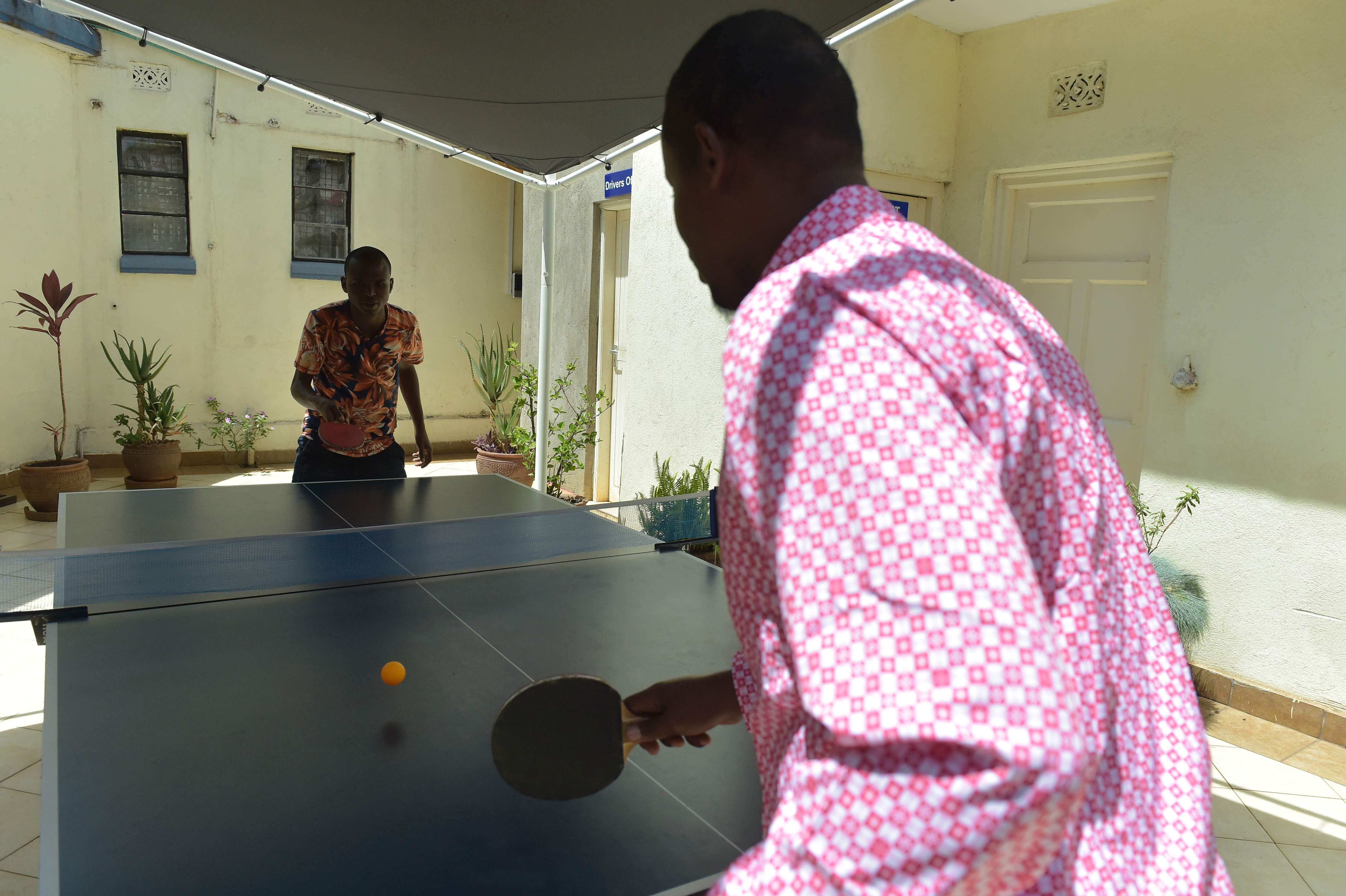 لاجئ صومالى وصديقه يلعبان قبل سفرهم إلى أمريكا