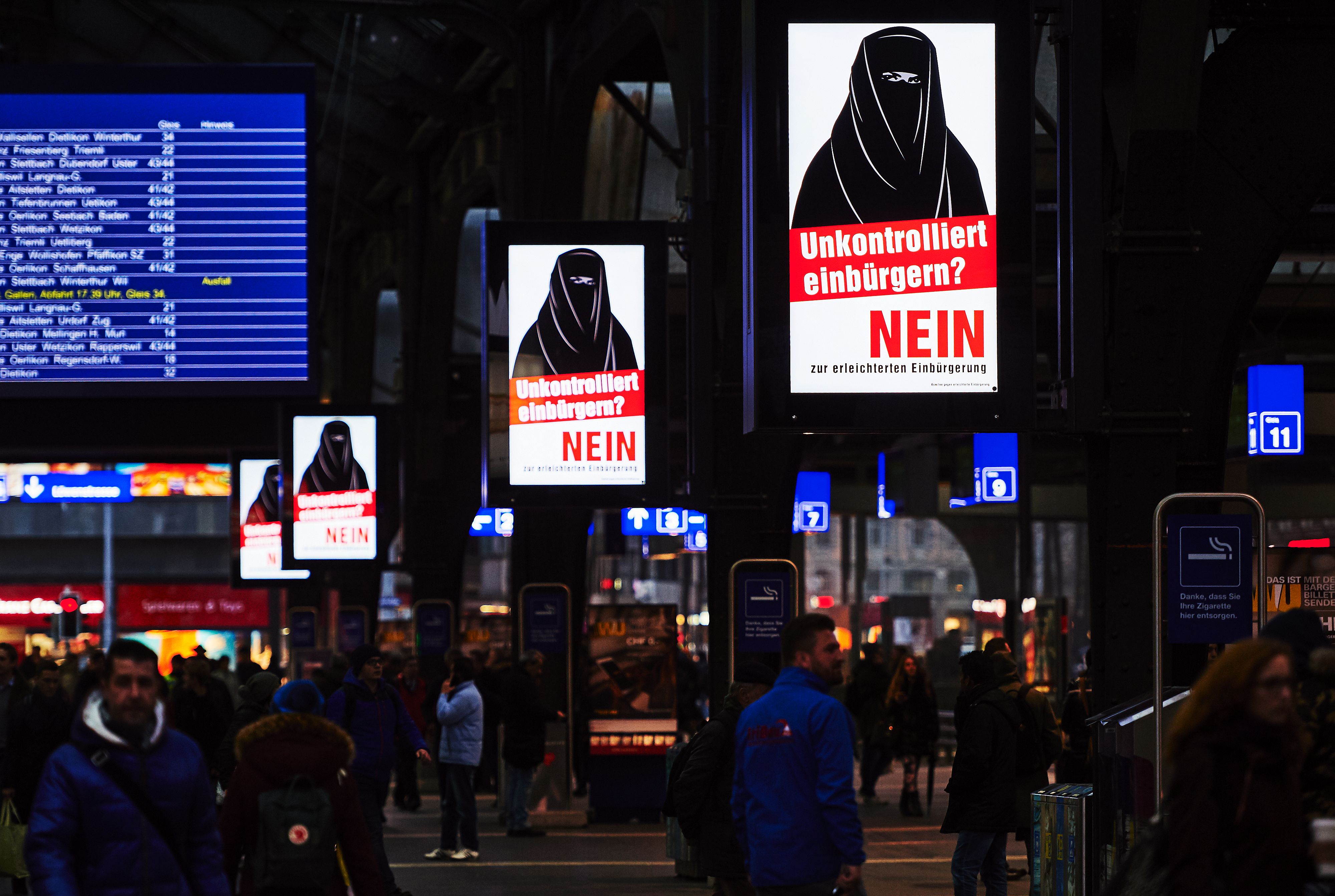 ملصقات فى شوارع سويسرا ترفض تجنيس المسلمين