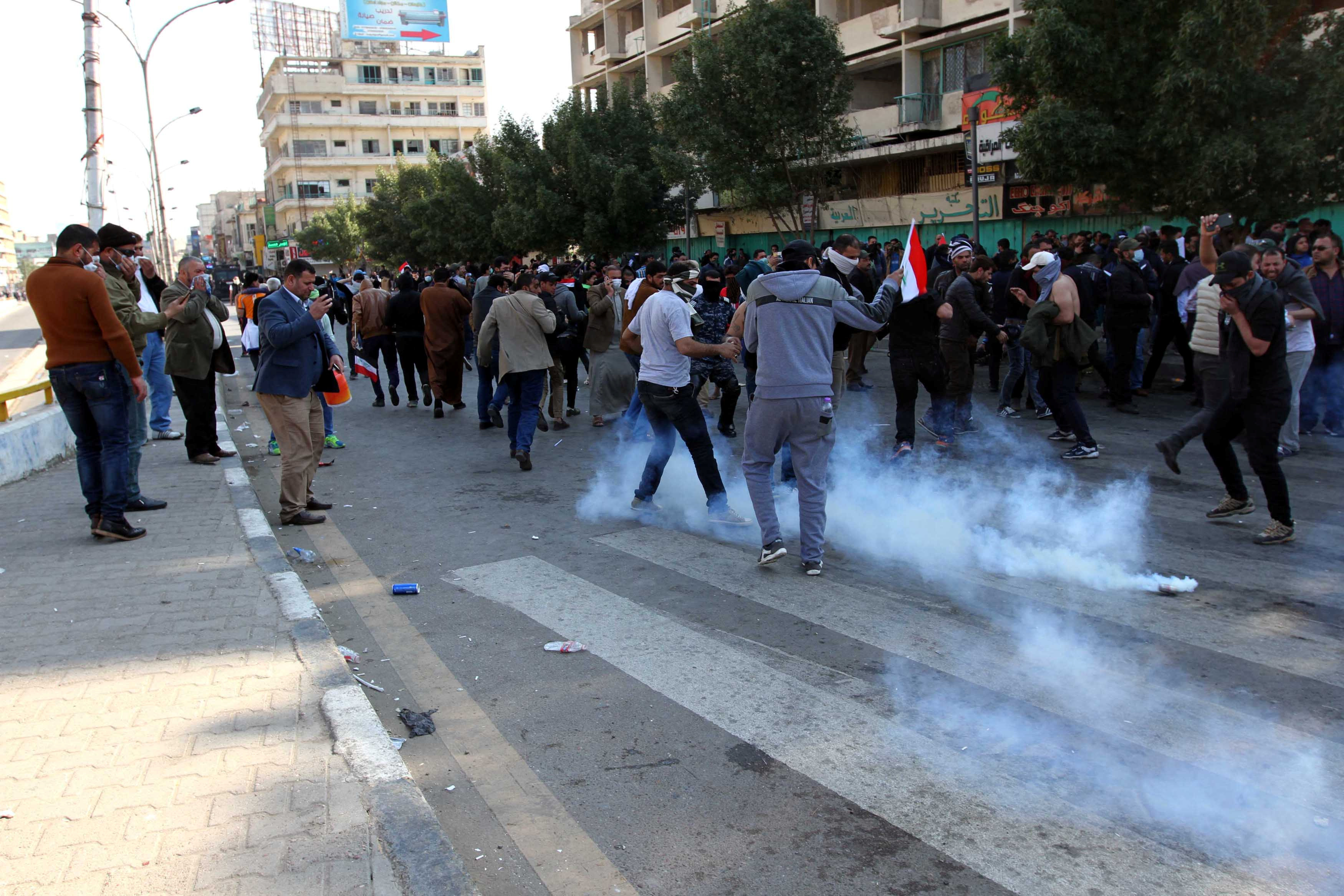 قنبلة غاز تسقط وسط المتظاهرون فى ساحة التحرير ببغداد