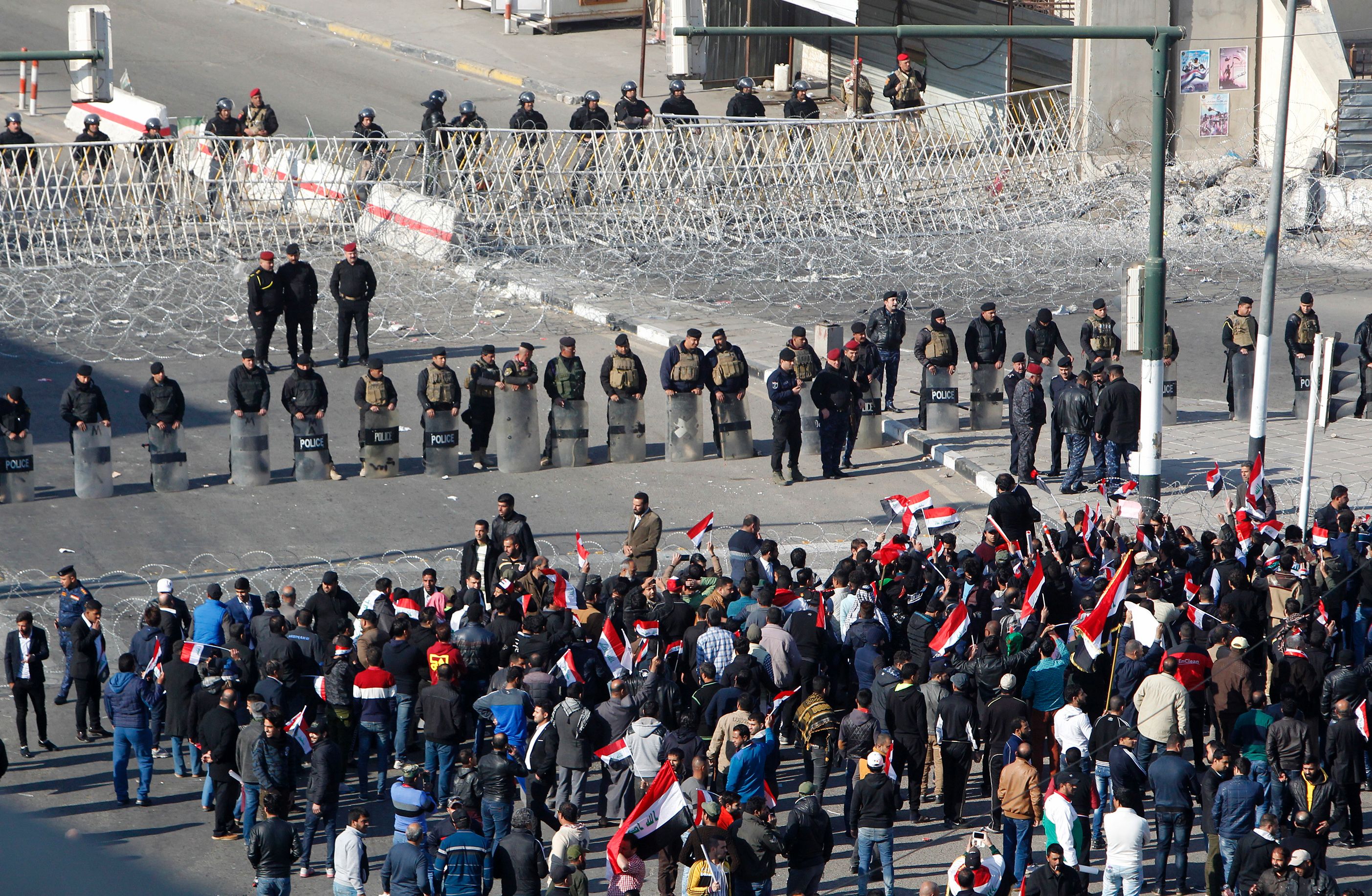الأمن يضع متاريس وحواجز لمنع تقدم المتظاهرين إلى المقرات الحكومية وسط بغداد