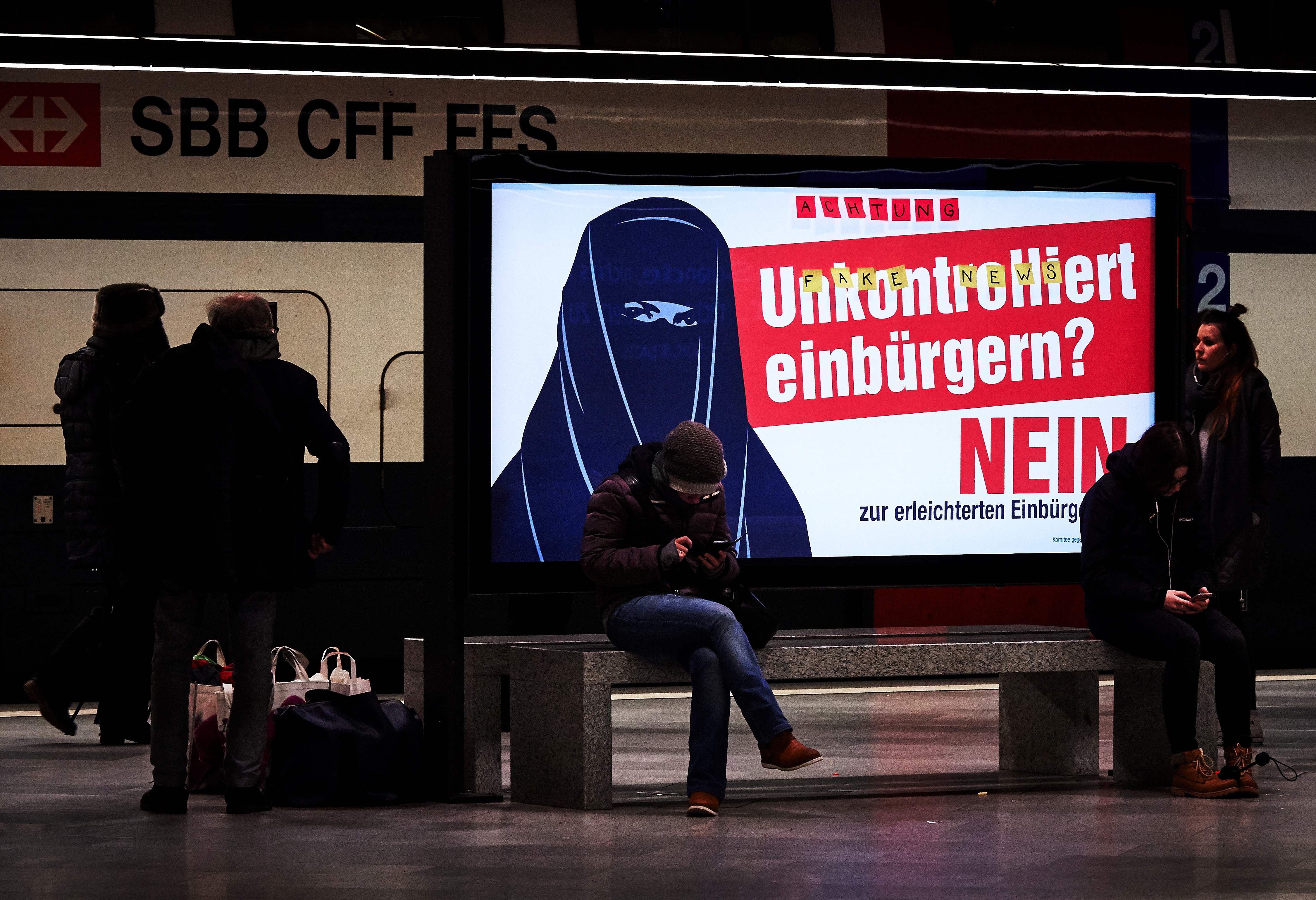 ملصق يرفض تجنيس المسلمين فى محطة القطارات