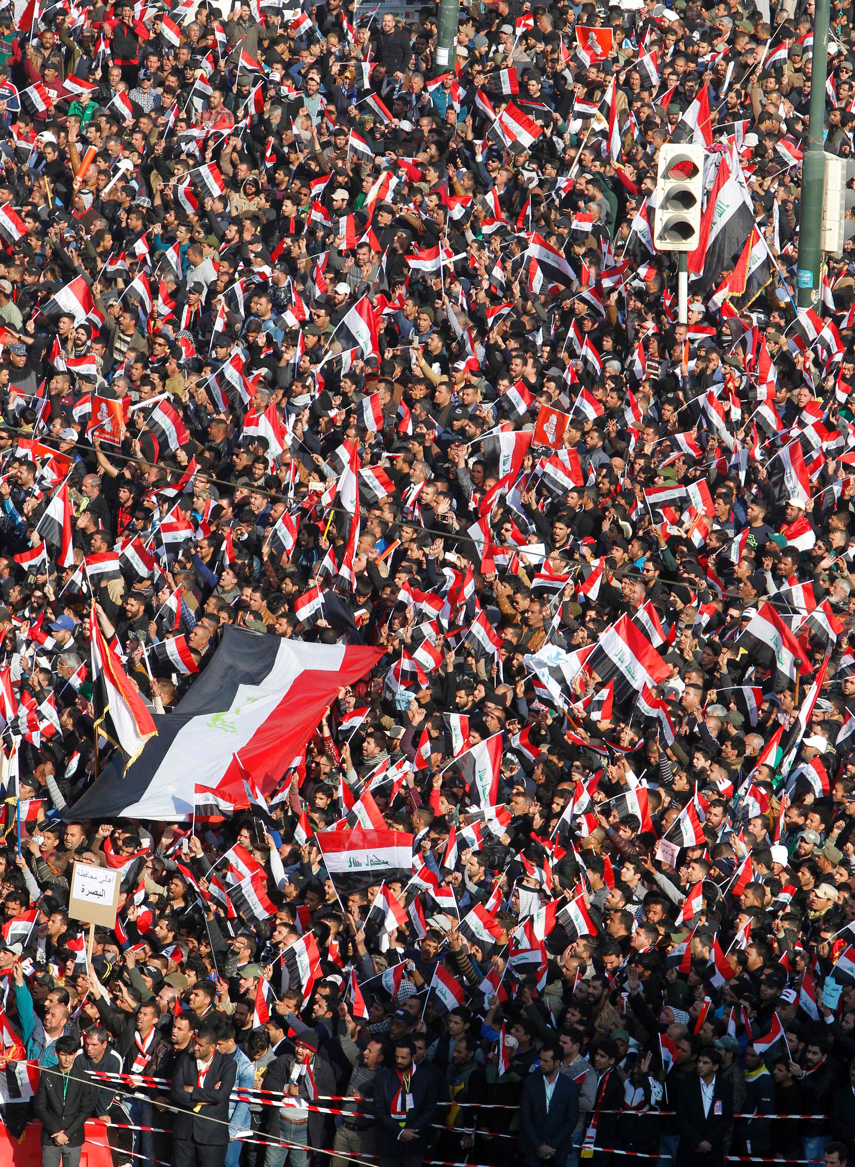 آلاف العراقيين يحملون علم بلادهم فى مظاهرات للمطالبة بتعديل قوانين الانتخابات