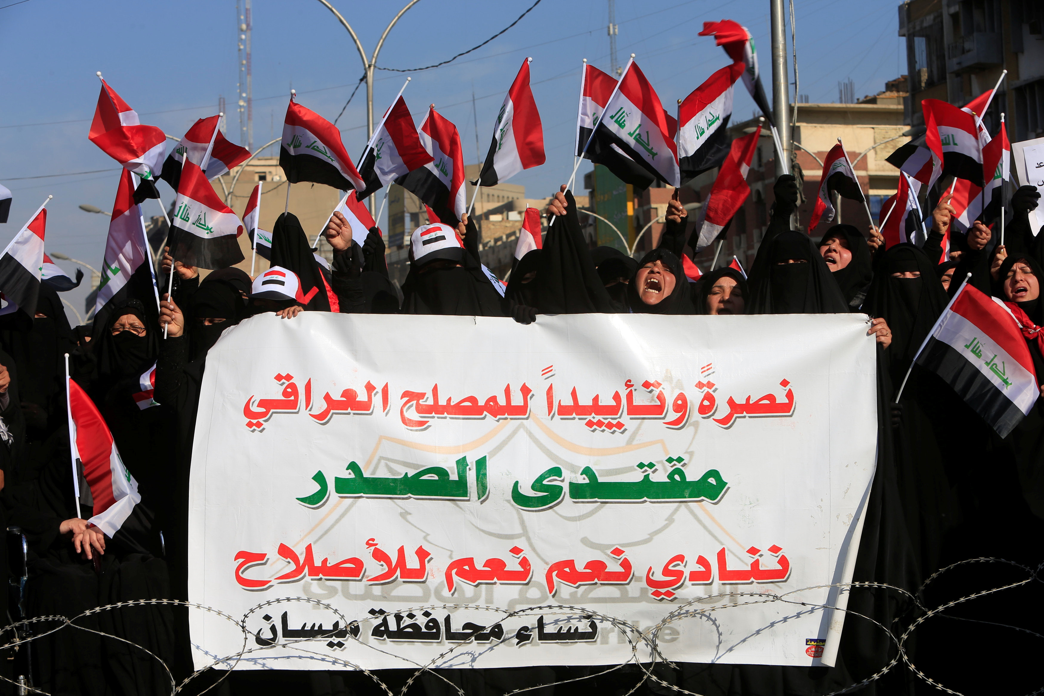 لافتات مؤيدة لمقتدى الصدر فى مظاهرات وسط بغداد