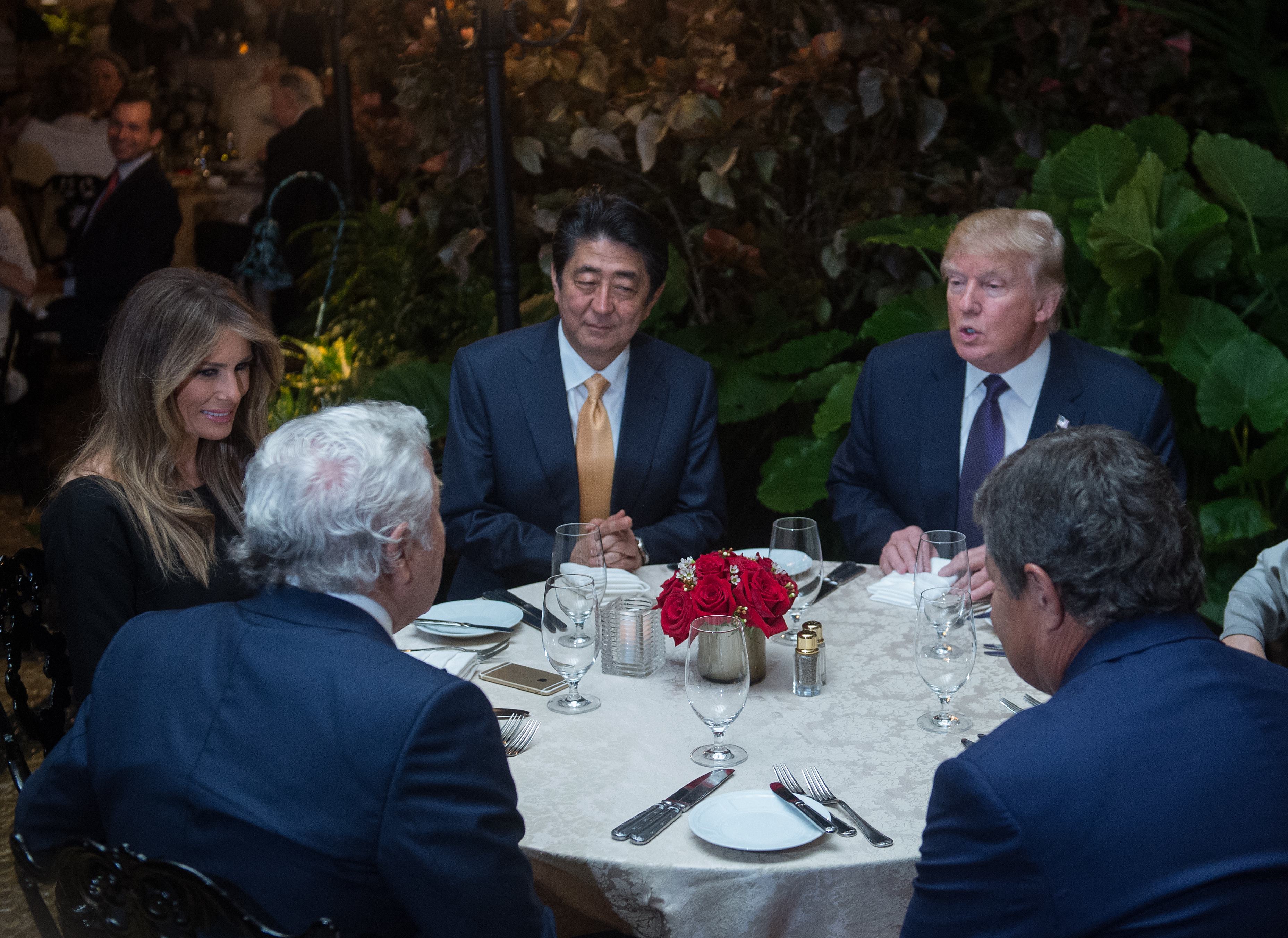 رئيس الوزراء اليابانى وزوجته مع ترامب وزوجته