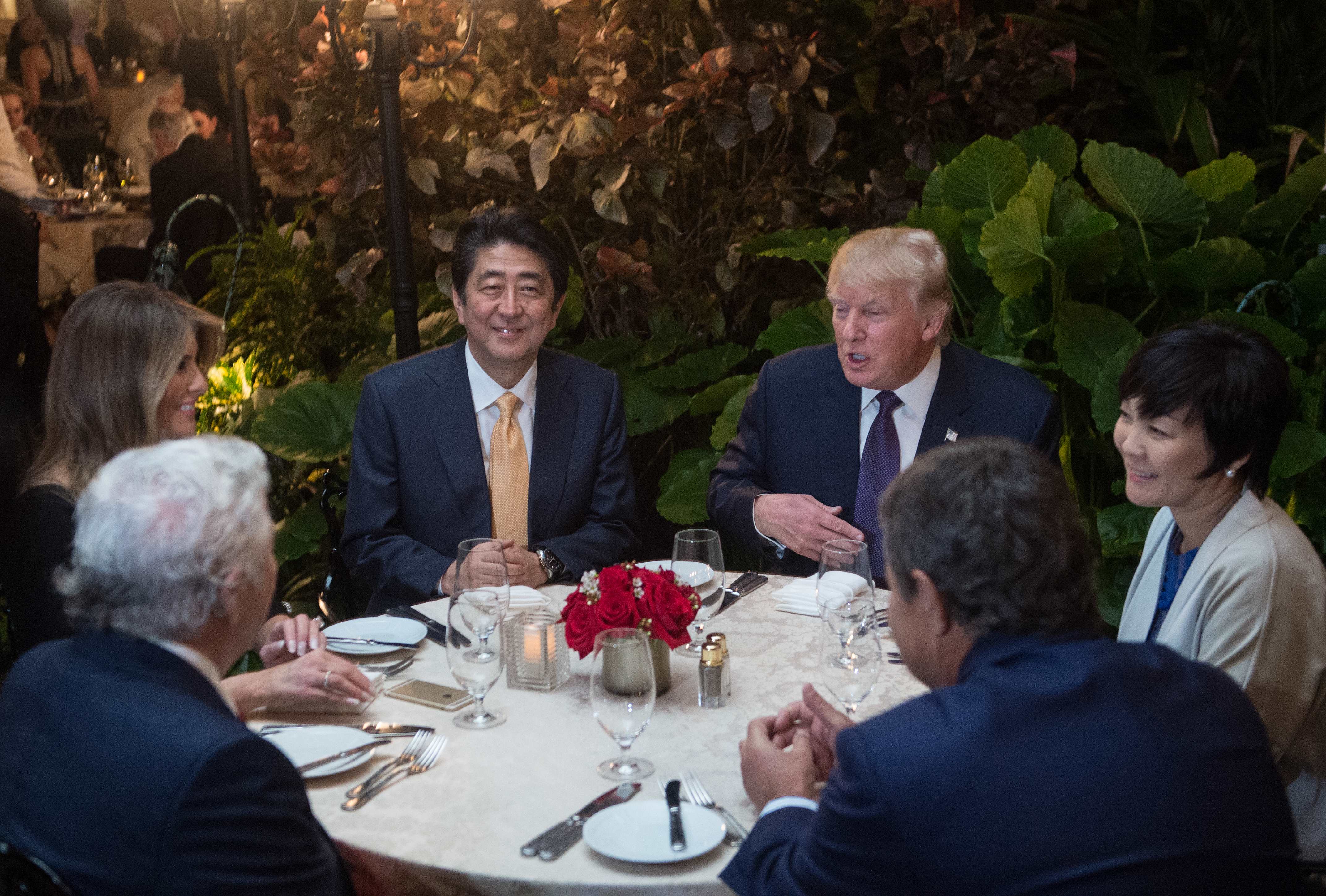 مائدة عشاء تجمع ترامب وميلانيا وآبى وزوجته