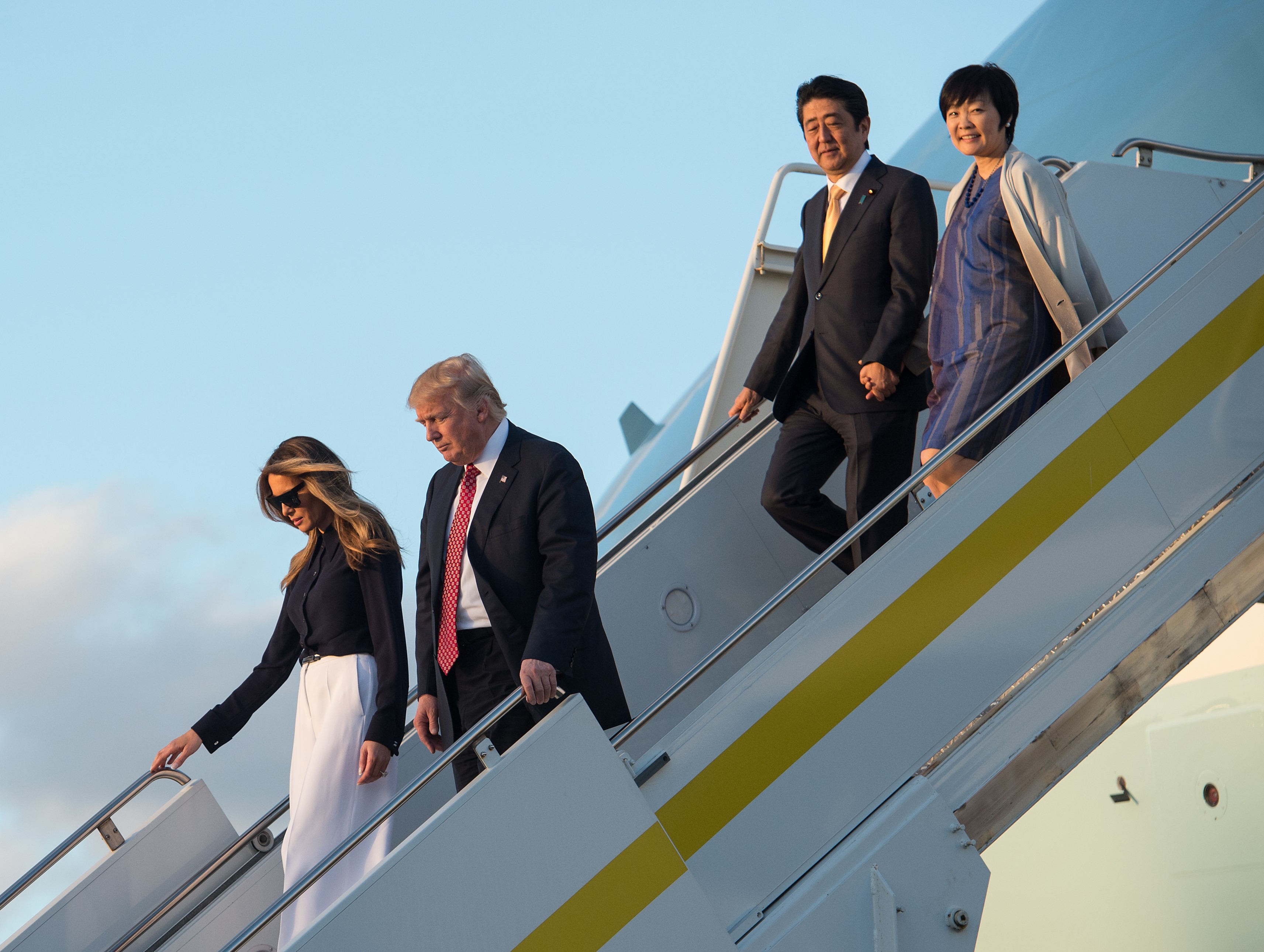 ترامب وميلانيا يتقدمان شينزو آبى وزوجته