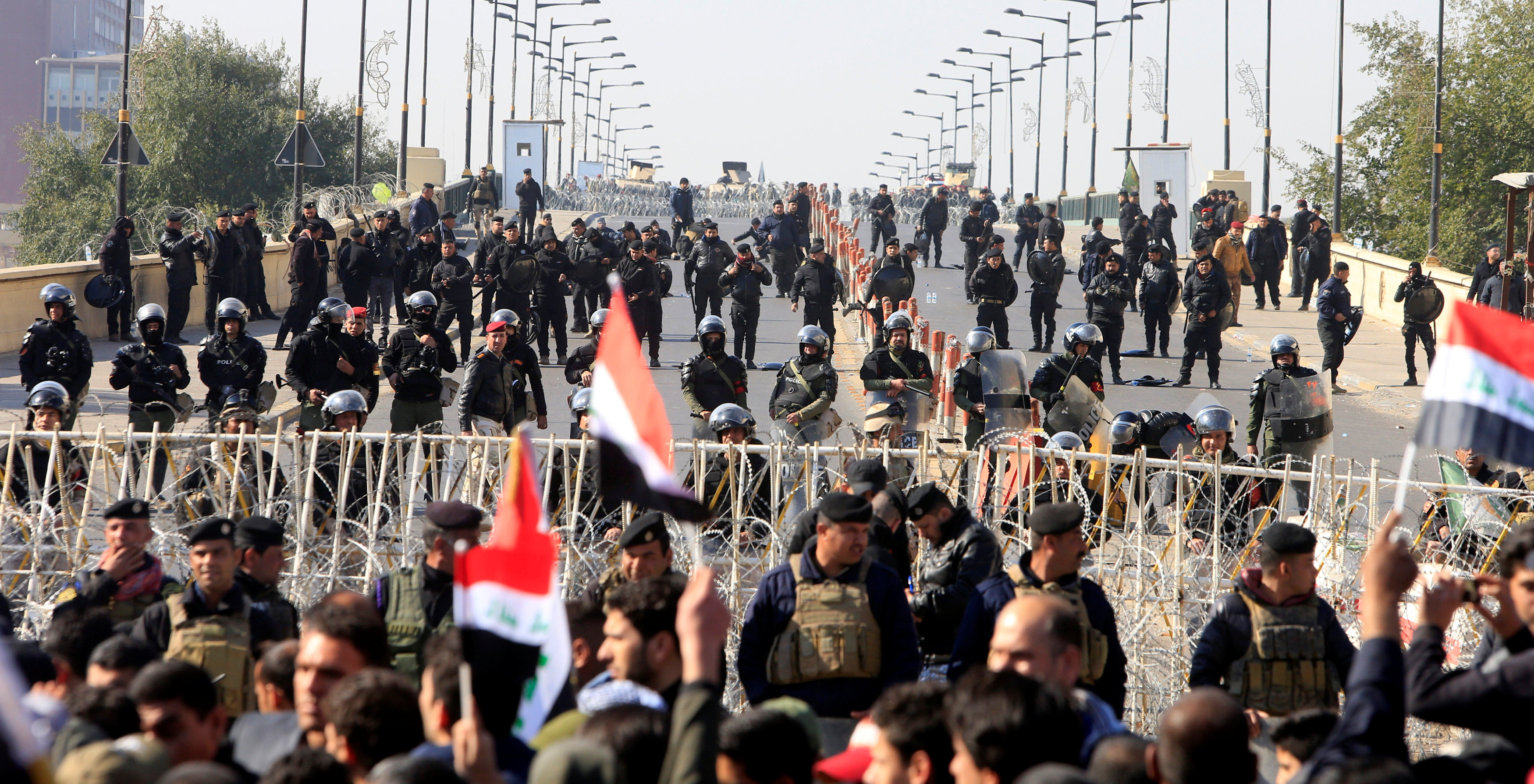 الشرطة العراقية تواجه مظاهرات أنصار مقتدى الصدر