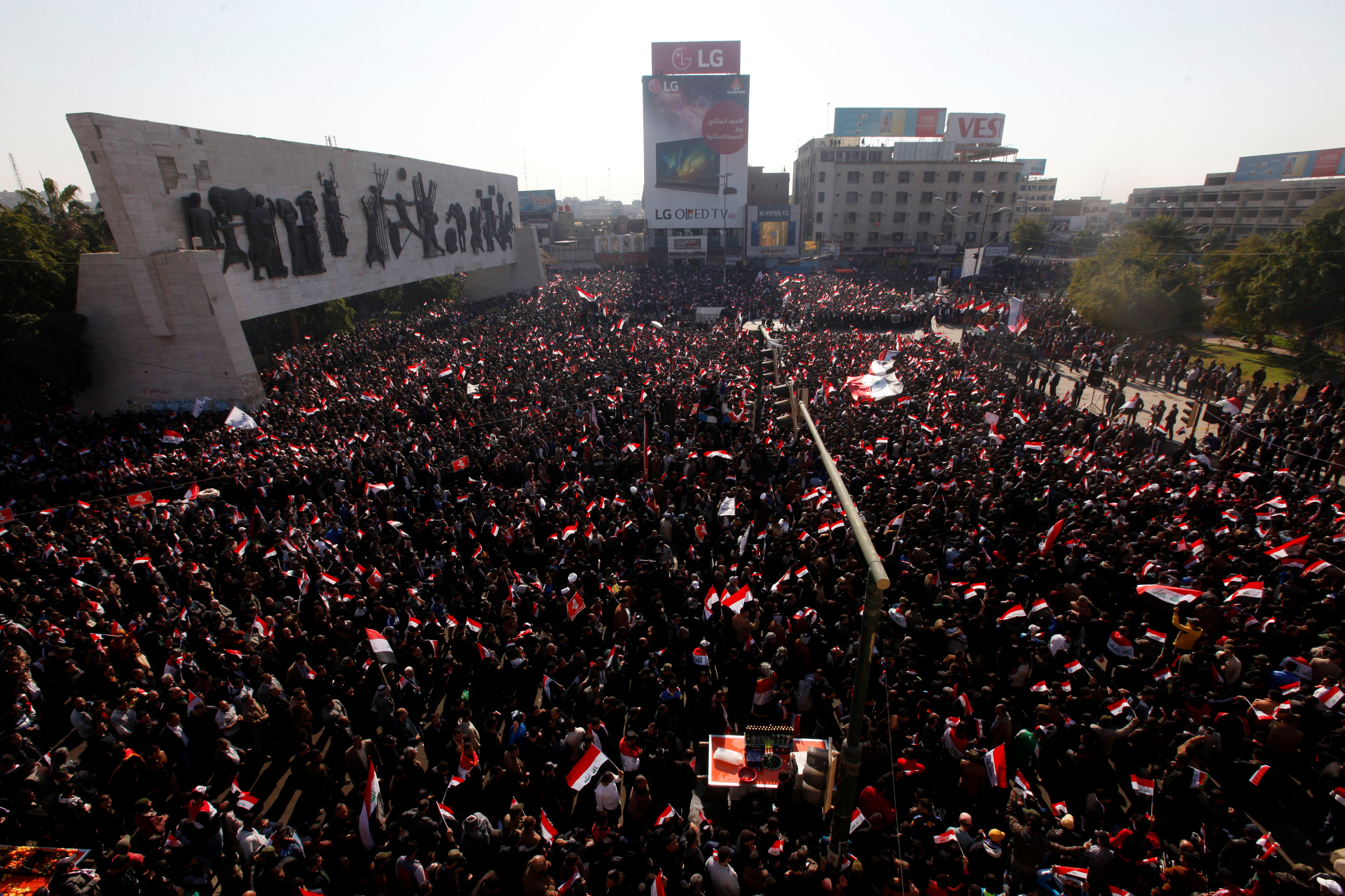 مئات آلاف العراقيين يحتشدون فى ساحة التحرير وسط بغداد