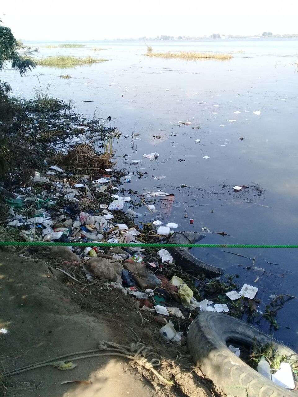 تراكم القمامة بمياه النيل