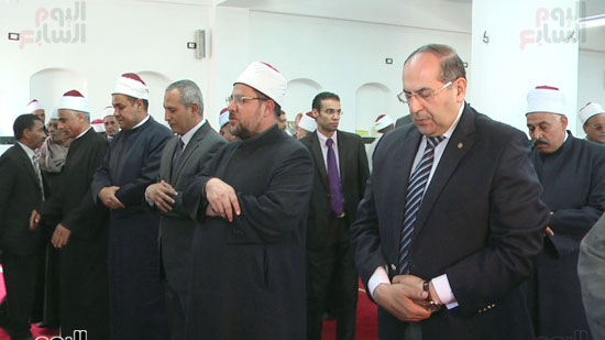 وزير الأوقاف يؤدى الصلاة بأحد مساجد سوهاج