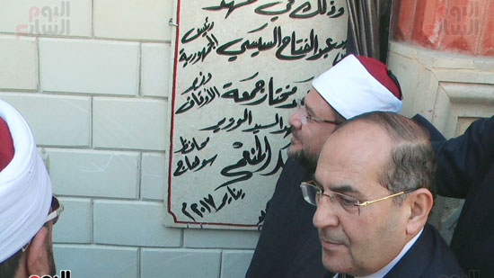  وزيرالأوقاف يزيل الستار عن لوحة إفتتاح المسجد