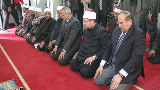 وزير الأوقاف والمحافظ ومدير الأمن يؤدون الصلاة