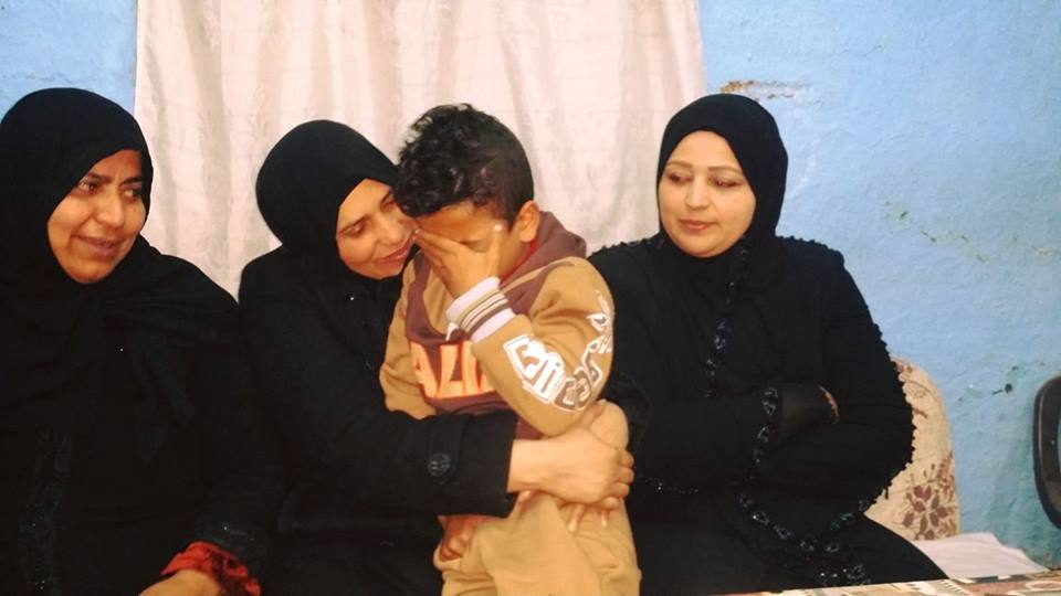 رقم 4شيرين أبوسمرة عضو المجلس القومي للمراة أثناء حضورها جلسة تسليم طفل لأمه بديرب نجم
