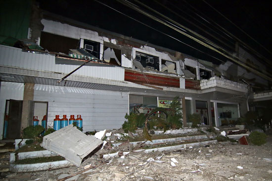 تحطم منزل فى اعقاب زلزال قوى فى الفلبين