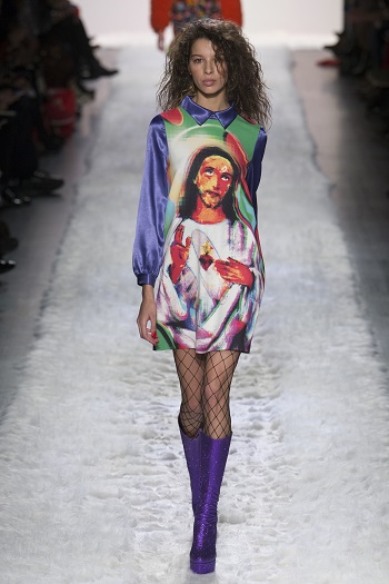 فستان يحمل صورة السيد المسيح 