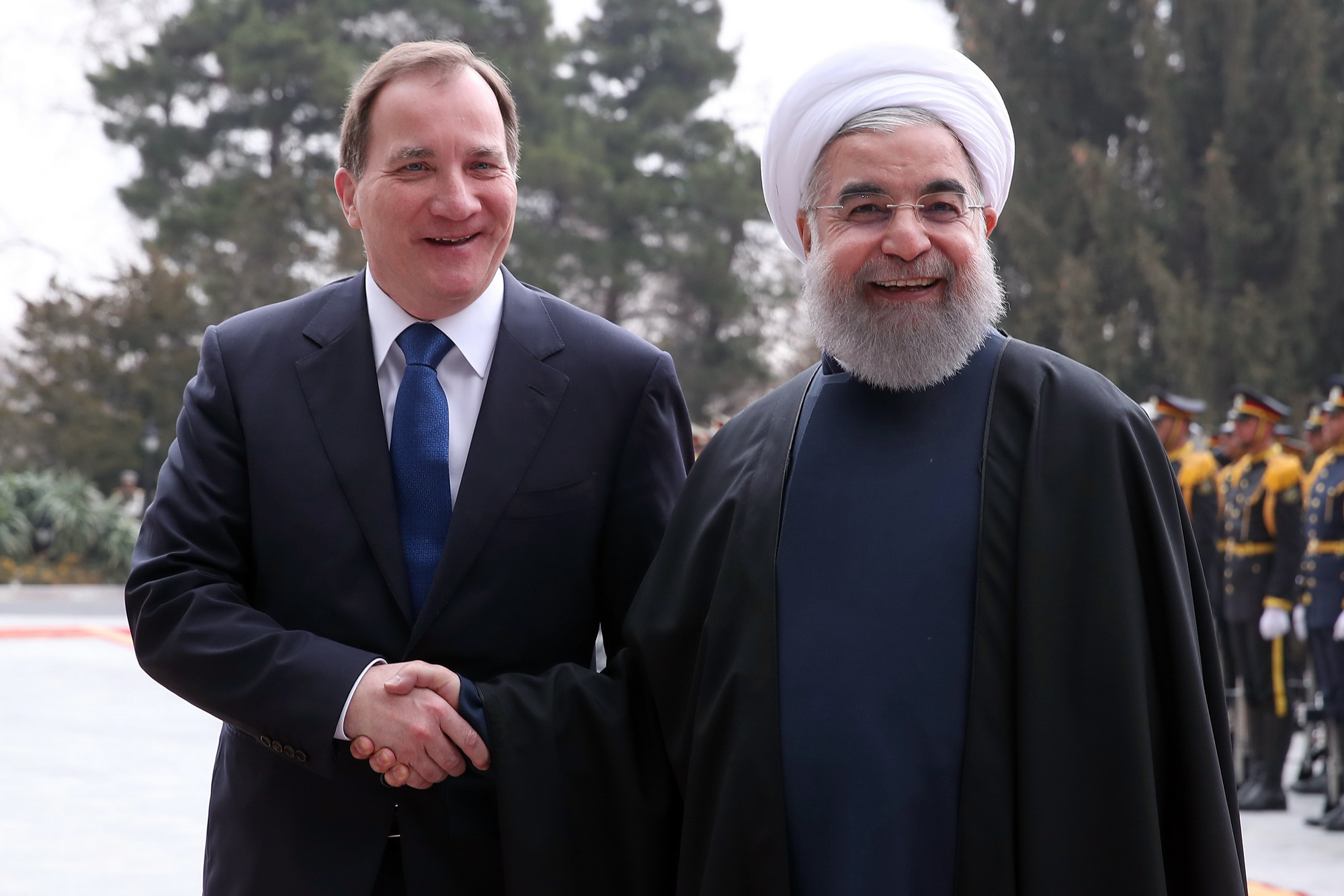 الرئيس الإيرانى يصافح رئيس وزراء السويد لدى وصوله إلى طهران