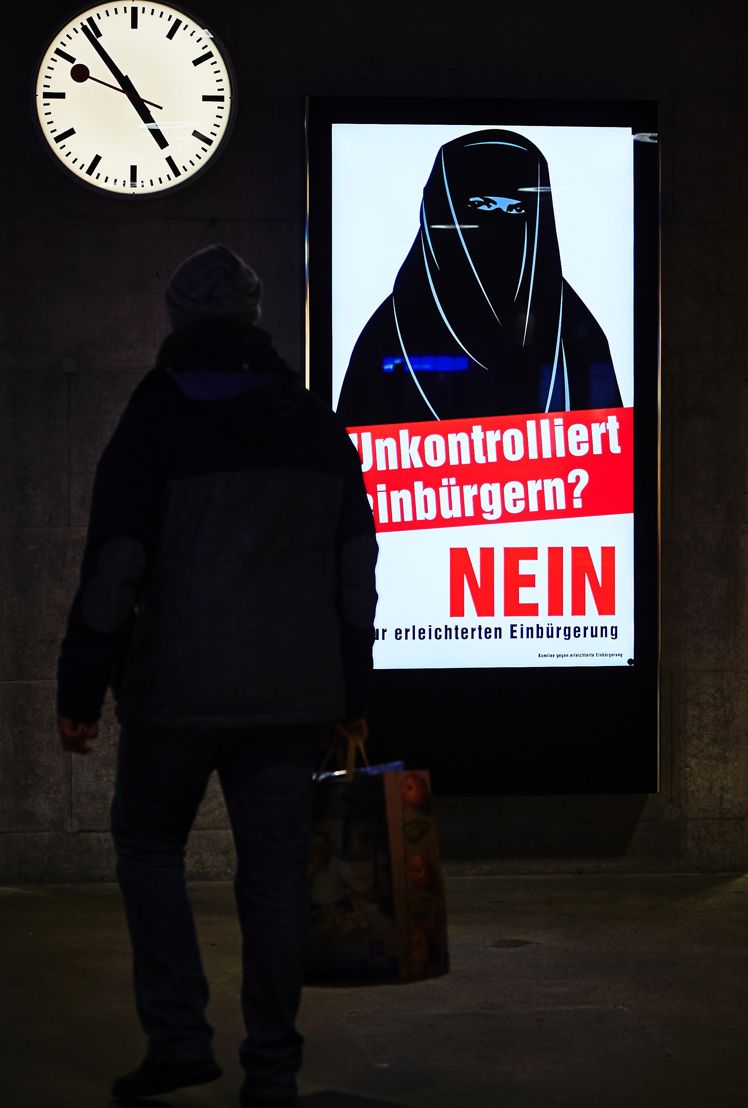 انتشار ملصقات ترفض التجنيس فى شوارع سويسرا