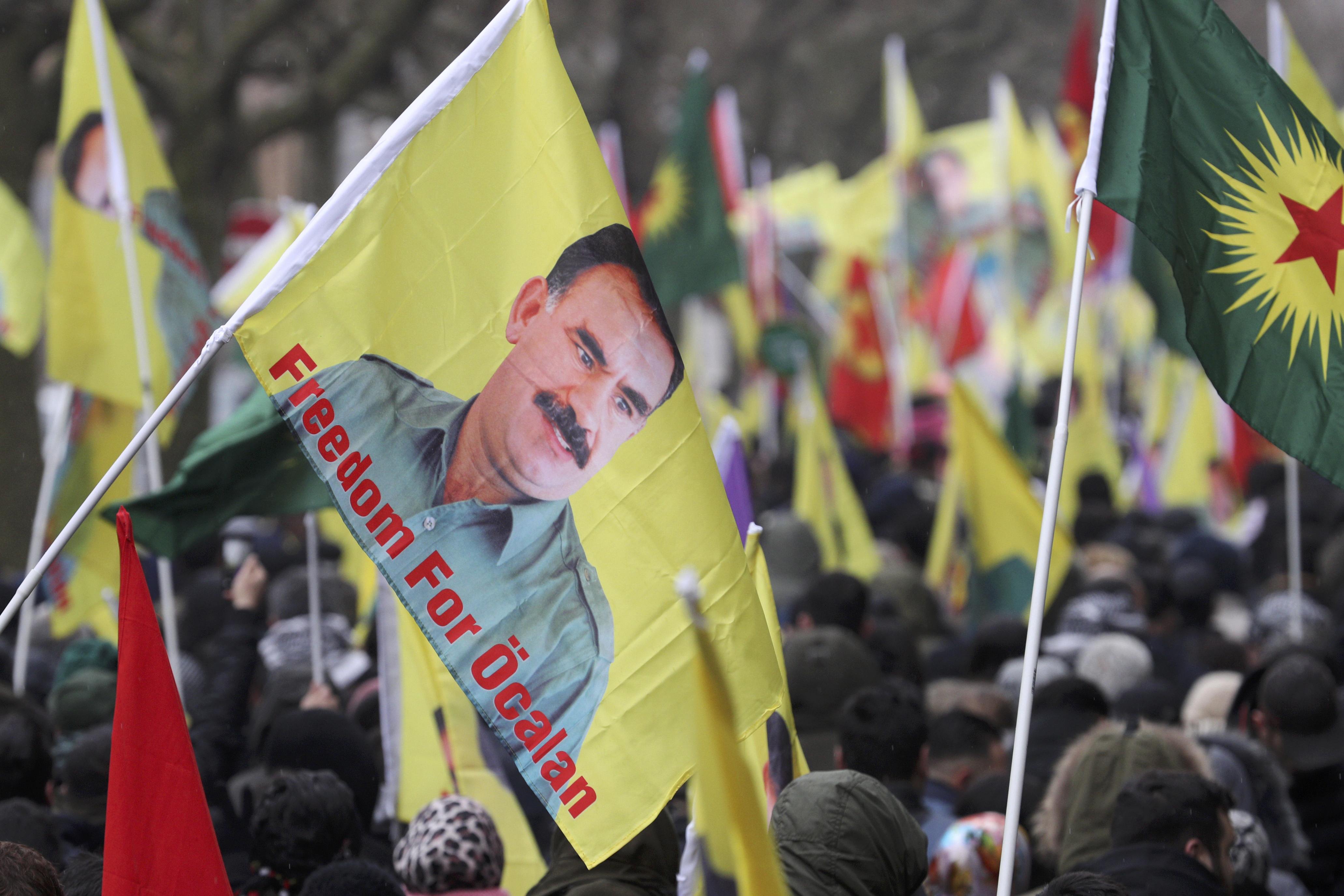 متظاهرون يحملون صور الزعيم الكردى عبد الله أوجلان فى فرنسا