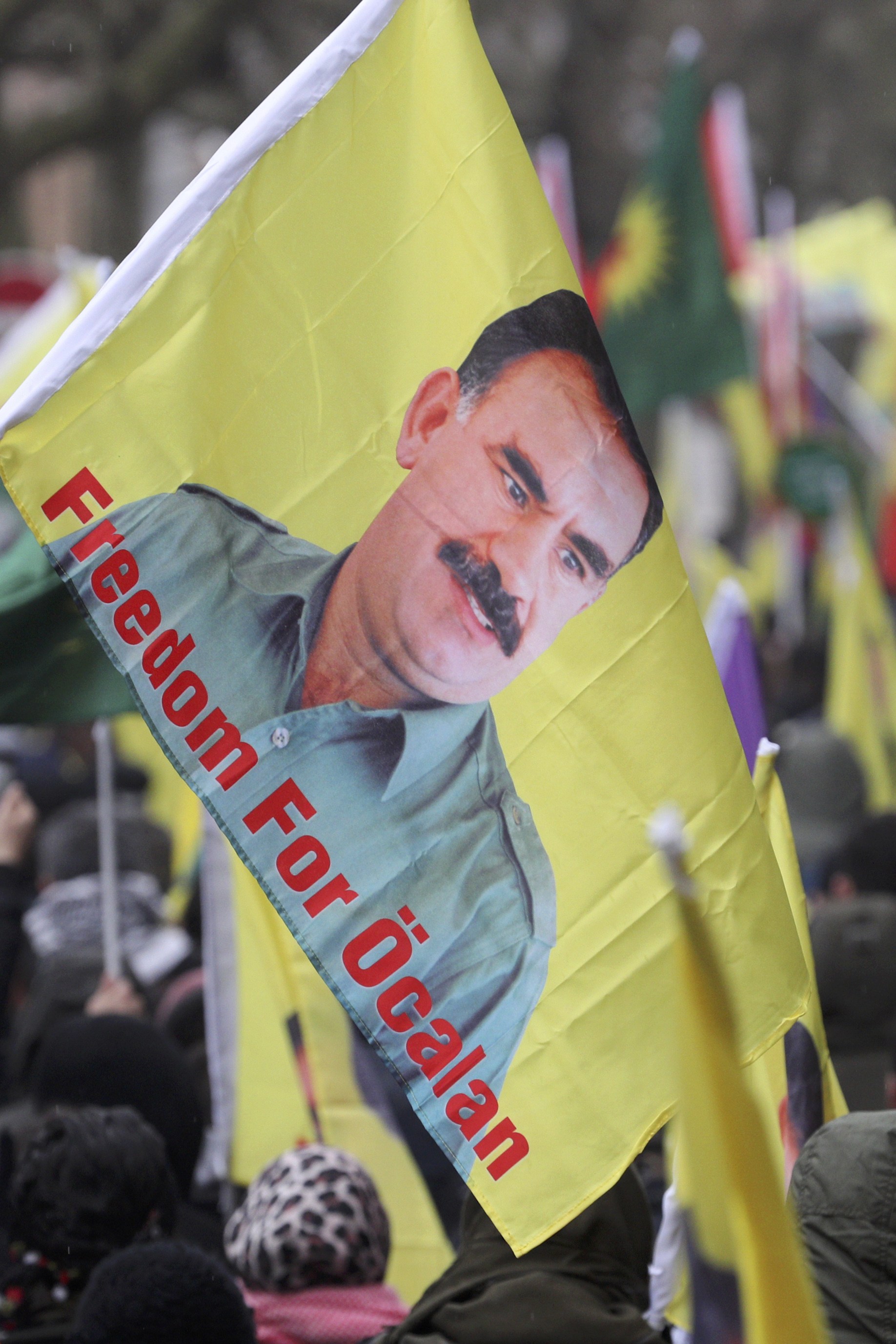 صورة الزعيم الكردى عبد الله أوجلان مكتوب عليها الحرية لأوجلان