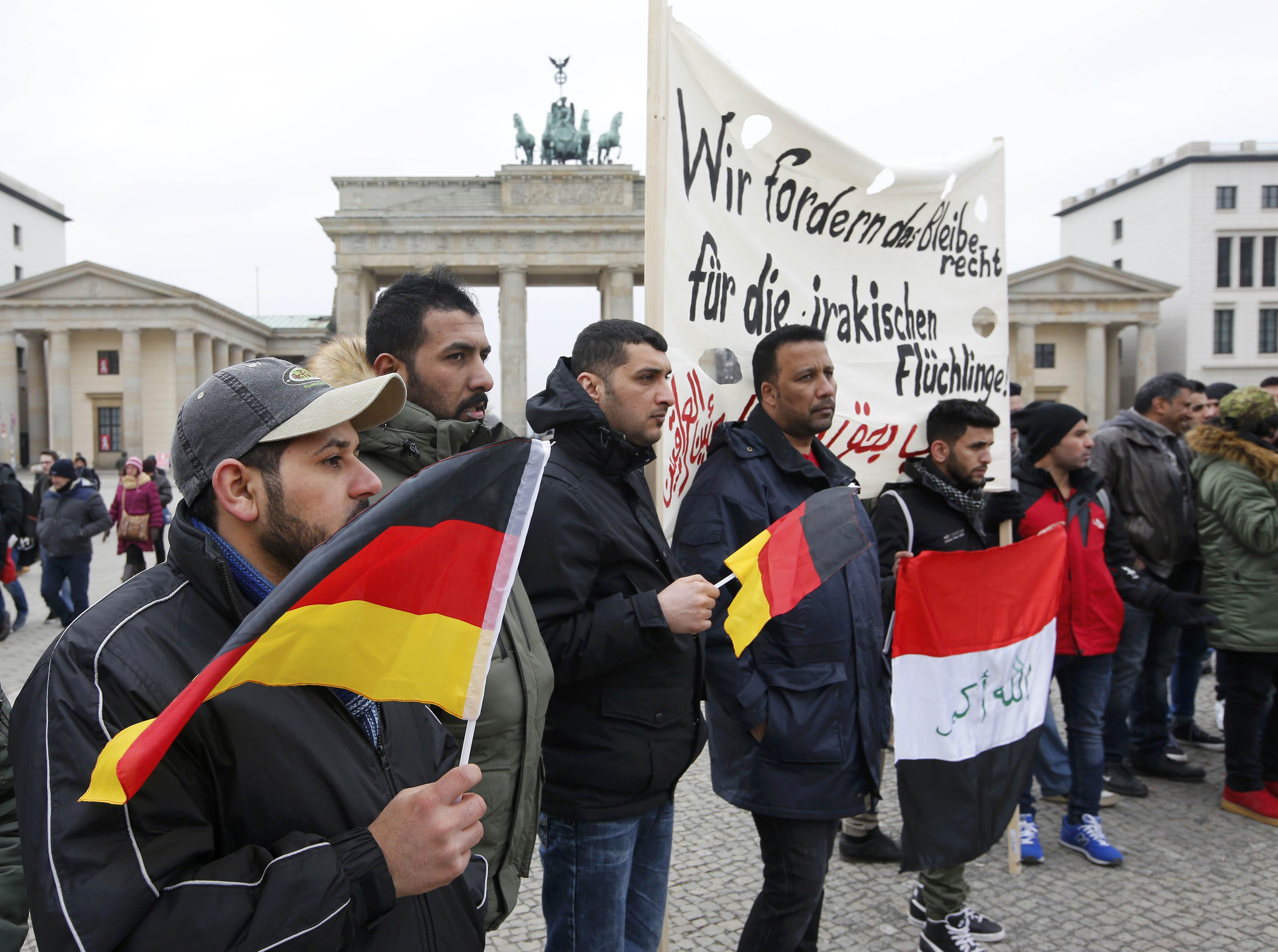 لاجئون عراقيون يتظاهرون ضد قرار الحكومة الألمانية بترحيلهم لبلادهم
