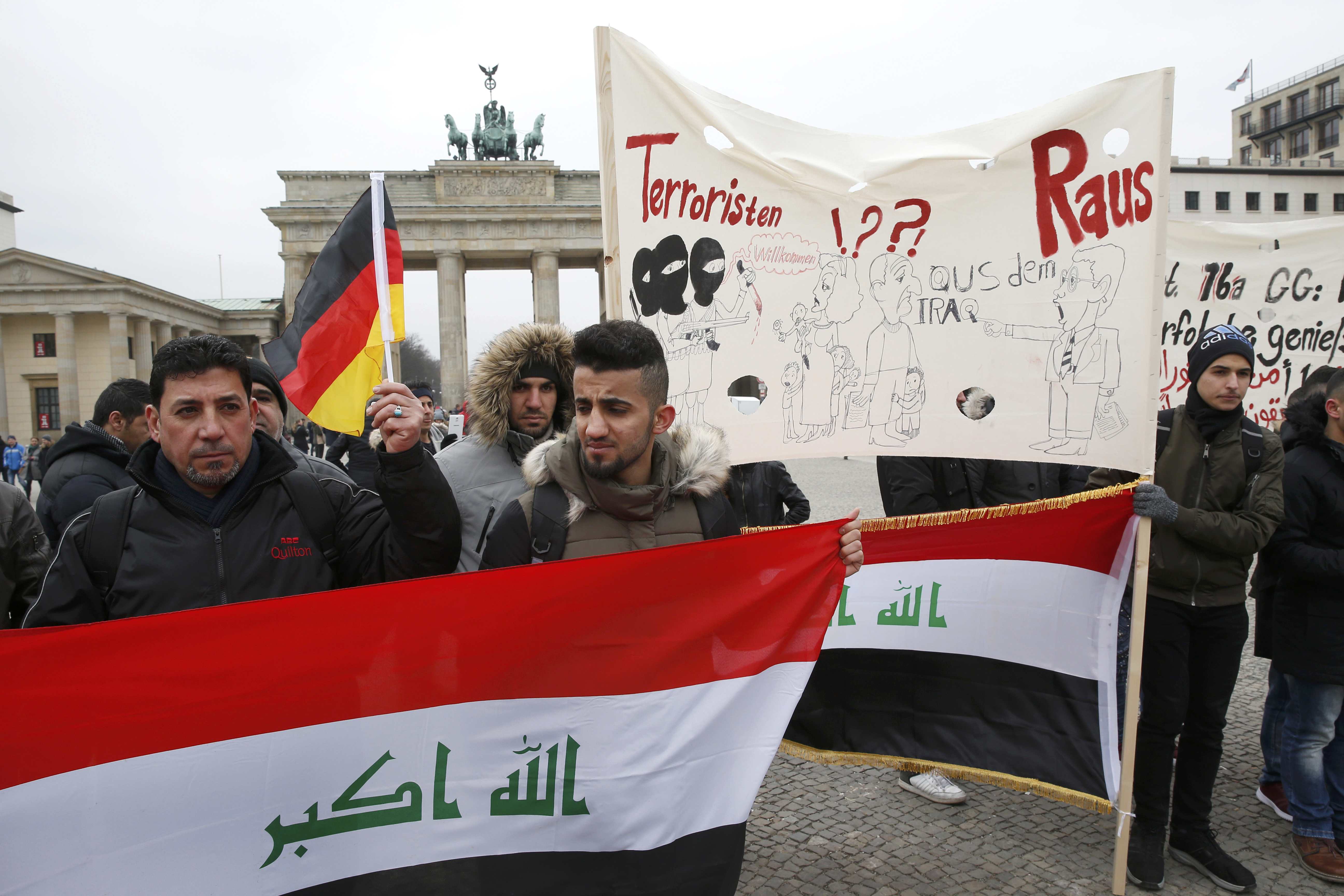 لاجئون عراقيون يحملون علم بلادهم وعلم ألمانيا فى مظاهرة لرفض ترحيلهم