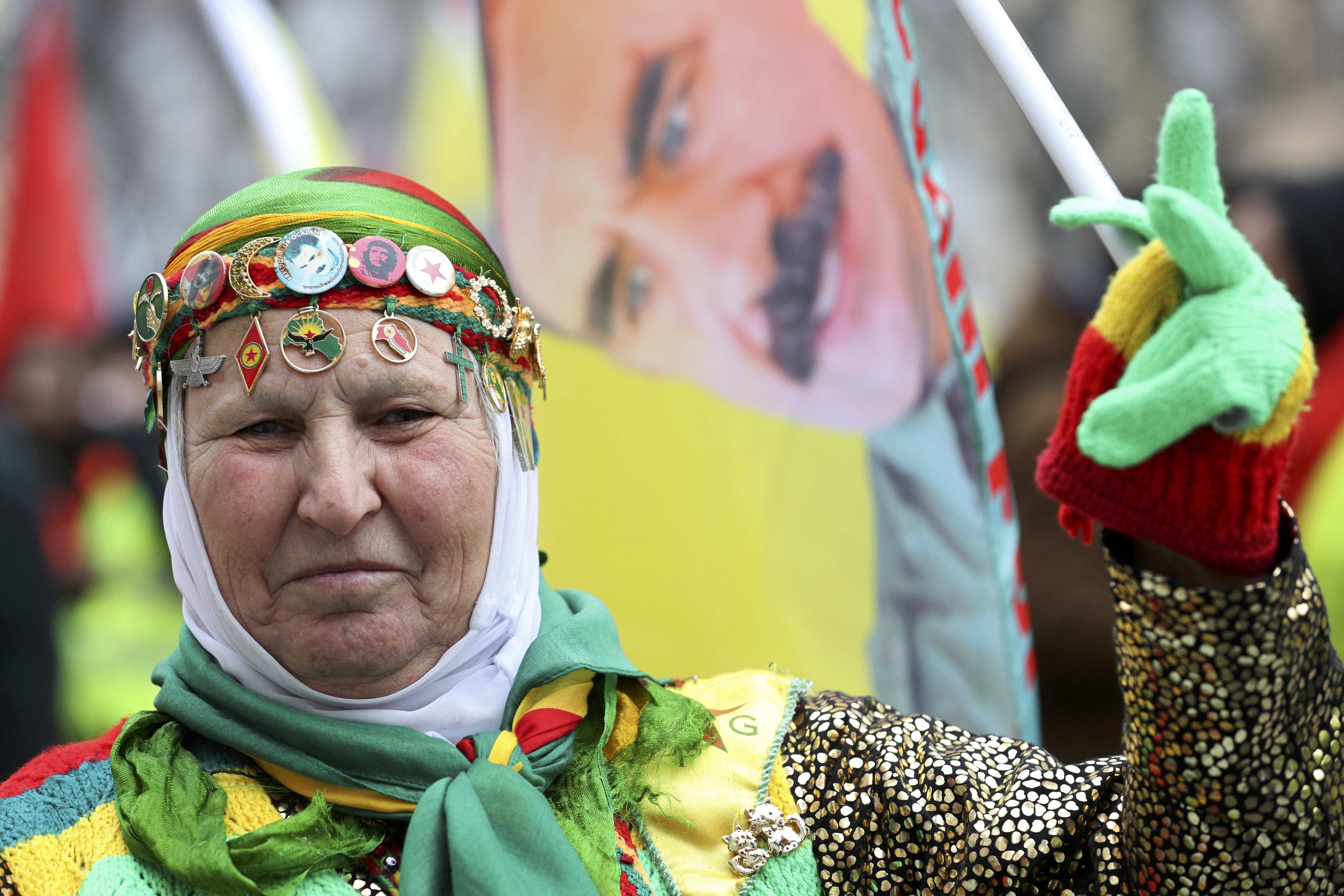 سيدة تشارك فى مظاهرات لدعم زعيم حزب العمال الكردستانى عبد الله اوجلان