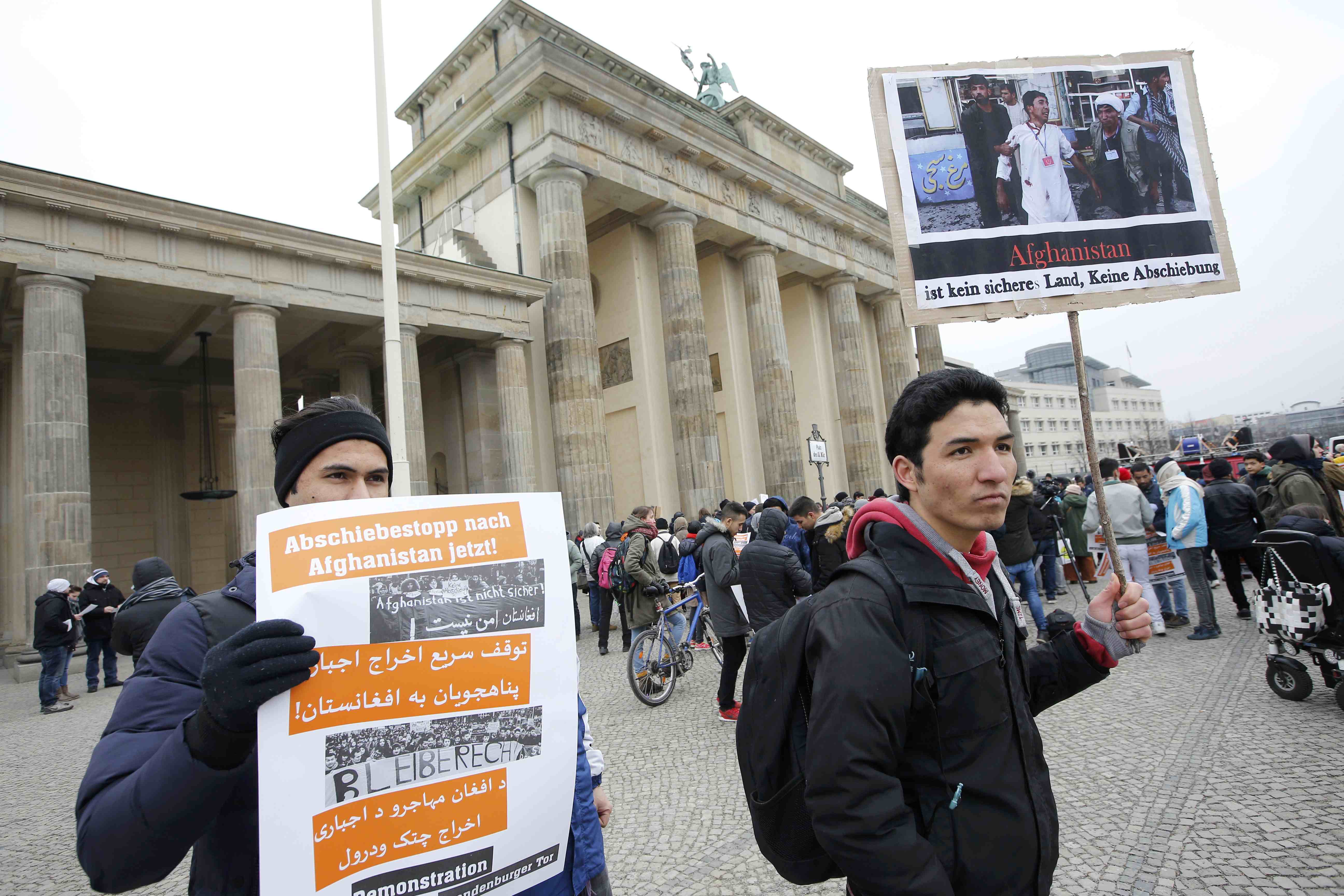 متظاهر أفغانى ضد قرار ترحيل اللاجئين من ألمانيا