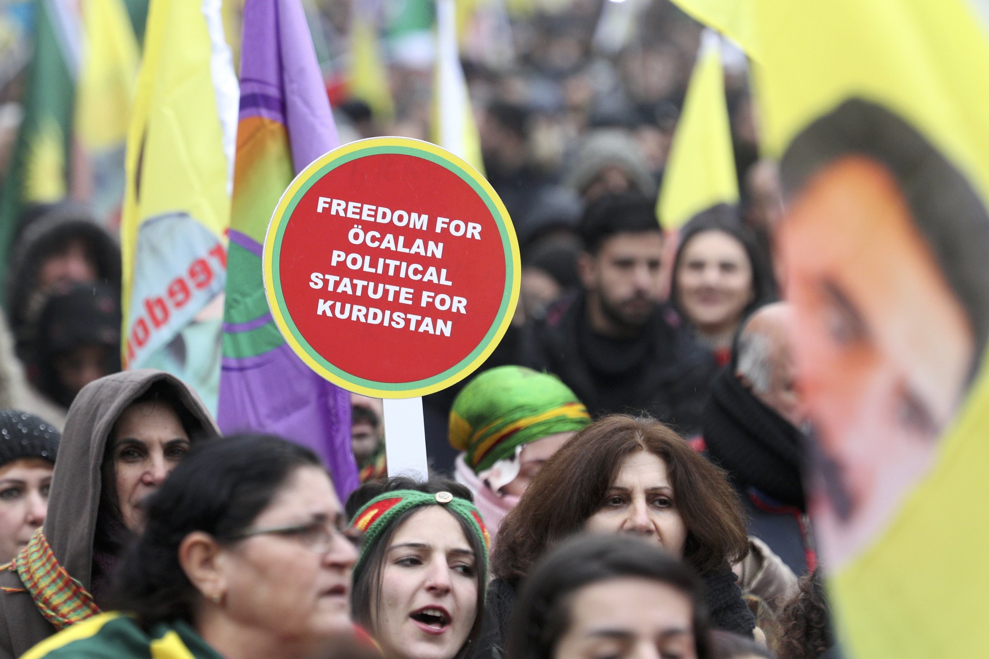 لافتات تطالب بالإفراج عن الزعيم الكردى عبد الله أوجلان المعتقل فى تركيا