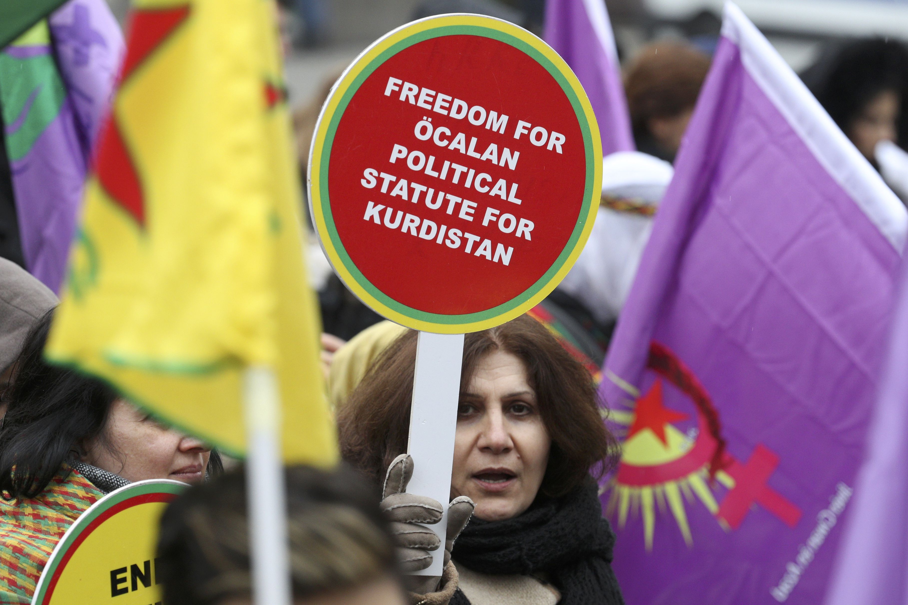 سيدة تحمل لافته تطالب بالحرية للزعيم الكردى المسجون فى جزيرة تركية