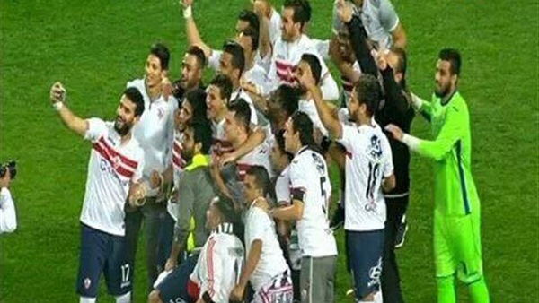 سيلفى باسم مرسى ولاعبى الزمالك بعد المباراة سيلفى باسم مرسى ولاعبى الزمالك بعد المباراة