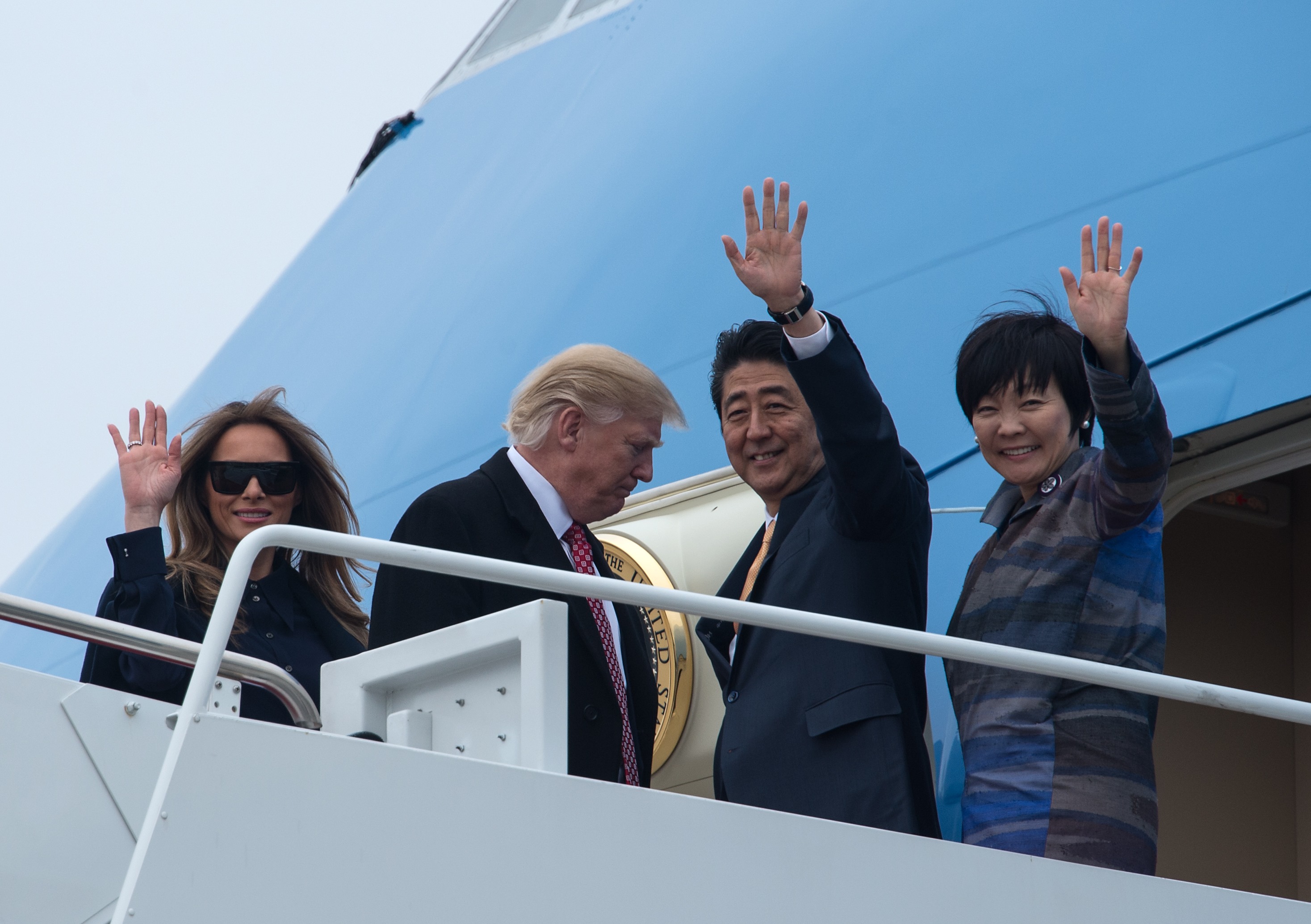 شينزو وزوجته برفقة ترامب وميلانيا